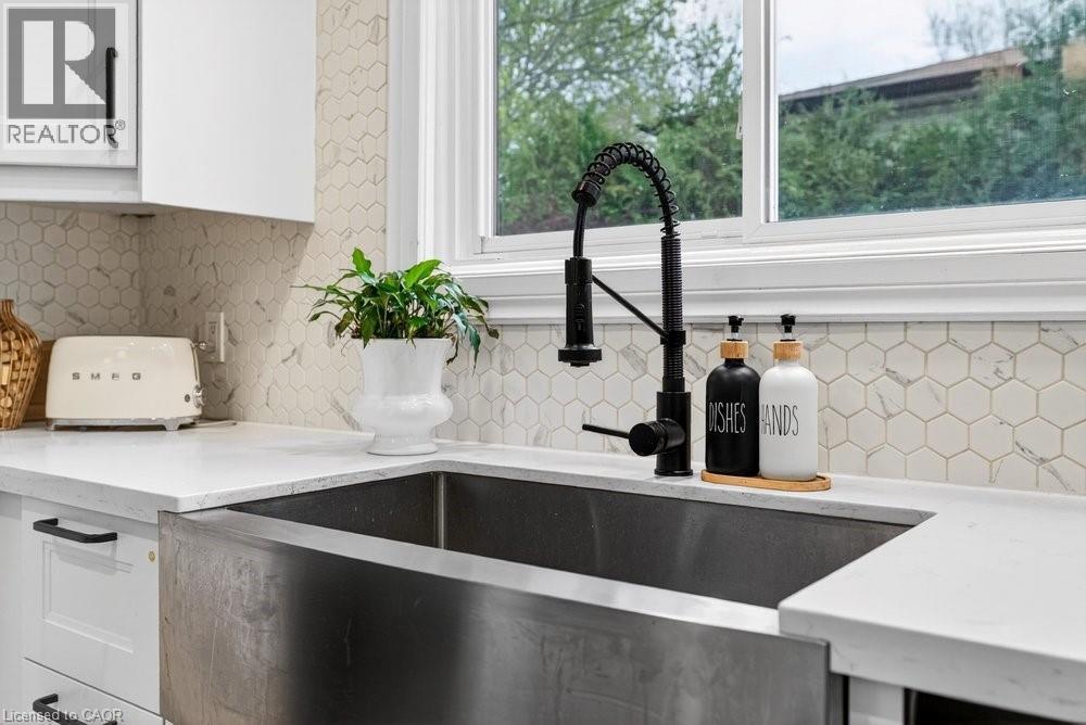 2233 Melissa Crescent, Burlington, ON - Indoor Photo Showing Kitchen