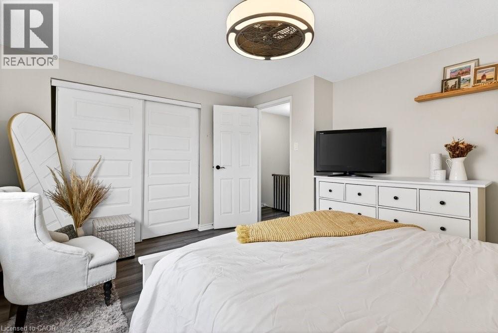 2233 Melissa Crescent, Burlington, ON - Indoor Photo Showing Bedroom