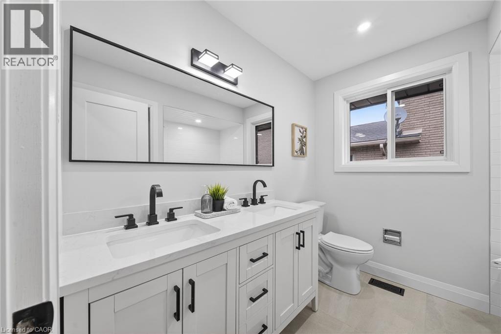 201 Ridge Street, Hamilton, ON - Indoor Photo Showing Bathroom