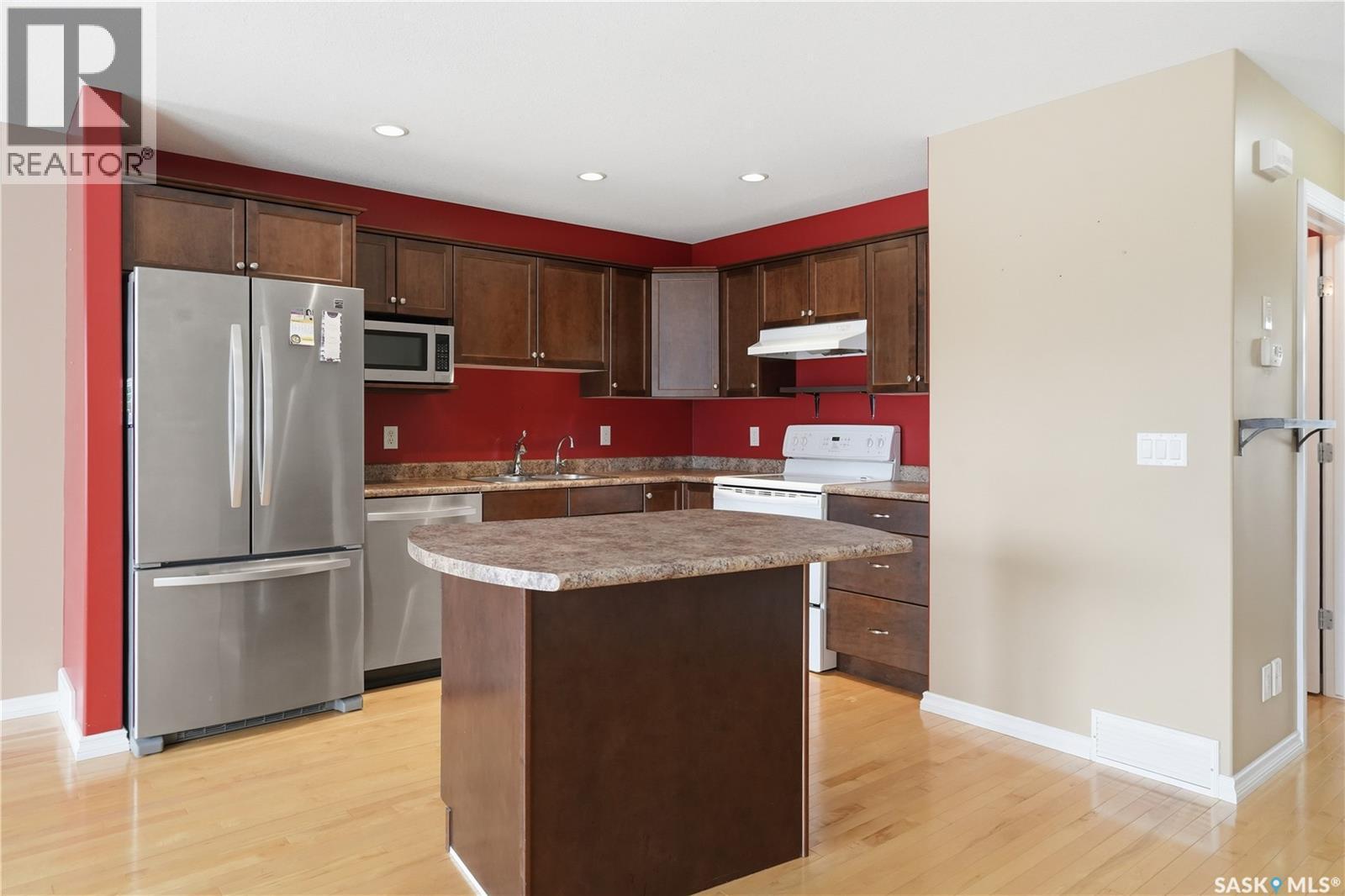 375 Pickard Way N, Regina, SK - Indoor Photo Showing Kitchen