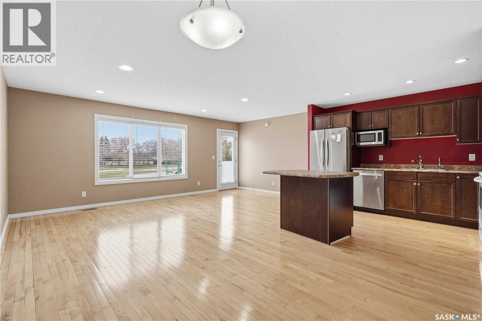 375 Pickard Way N, Regina, SK - Indoor Photo Showing Kitchen