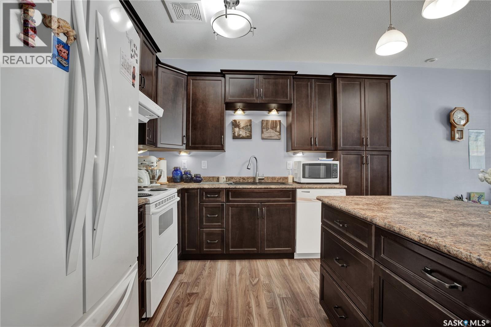 44 100 Brooklyn Lane, Warman, SK - Indoor Photo Showing Kitchen