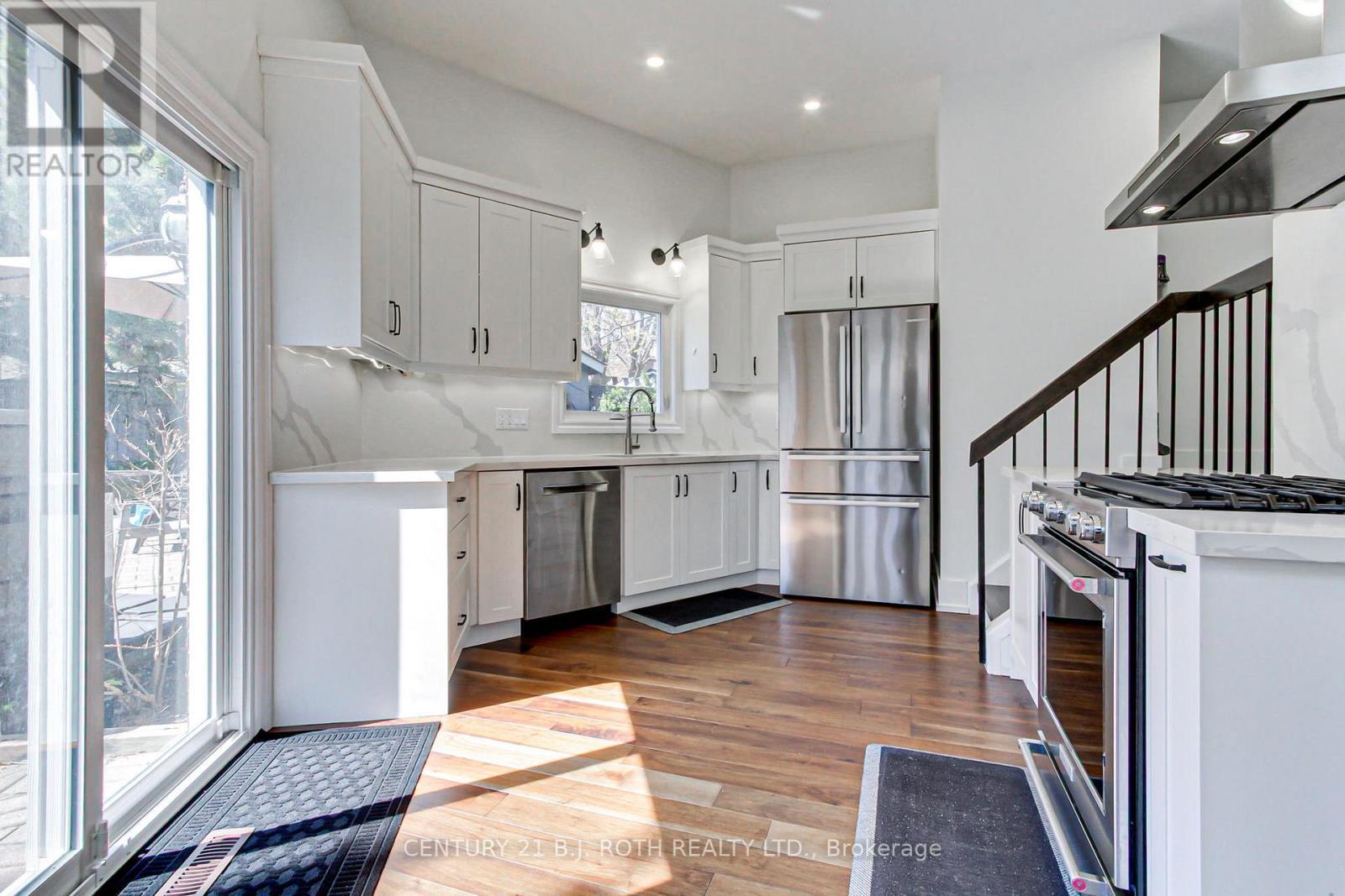 2931 Saint Malo Circle, Mississauga, ON - Indoor Photo Showing Kitchen With Upgraded Kitchen