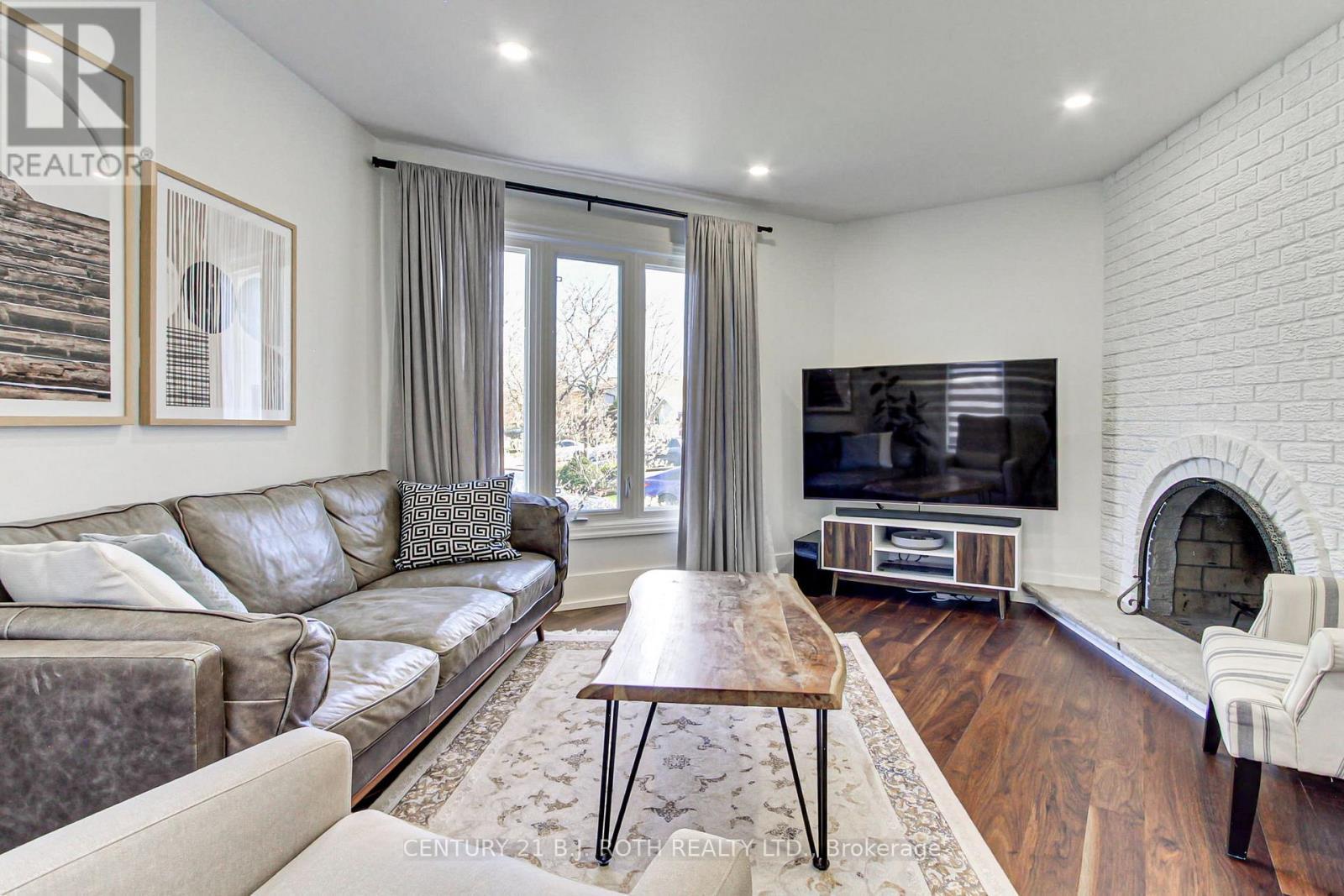 2931 Saint Malo Circle, Mississauga, ON - Indoor Photo Showing Living Room
