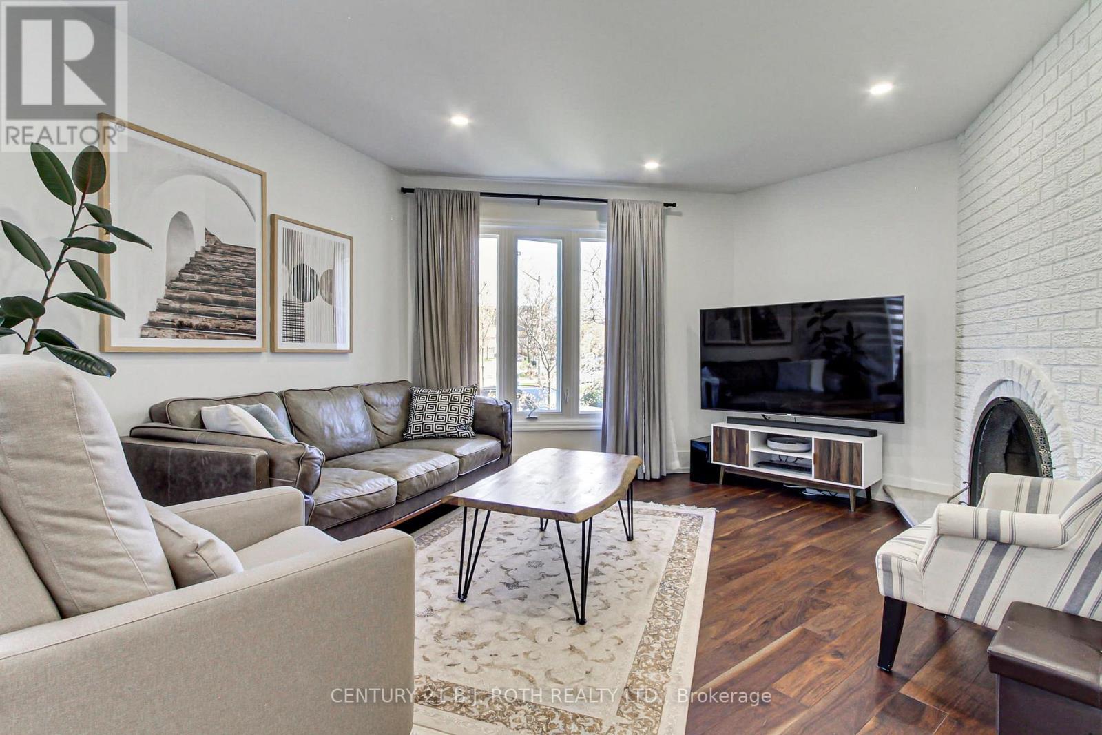 2931 Saint Malo Circle, Mississauga, ON - Indoor Photo Showing Living Room