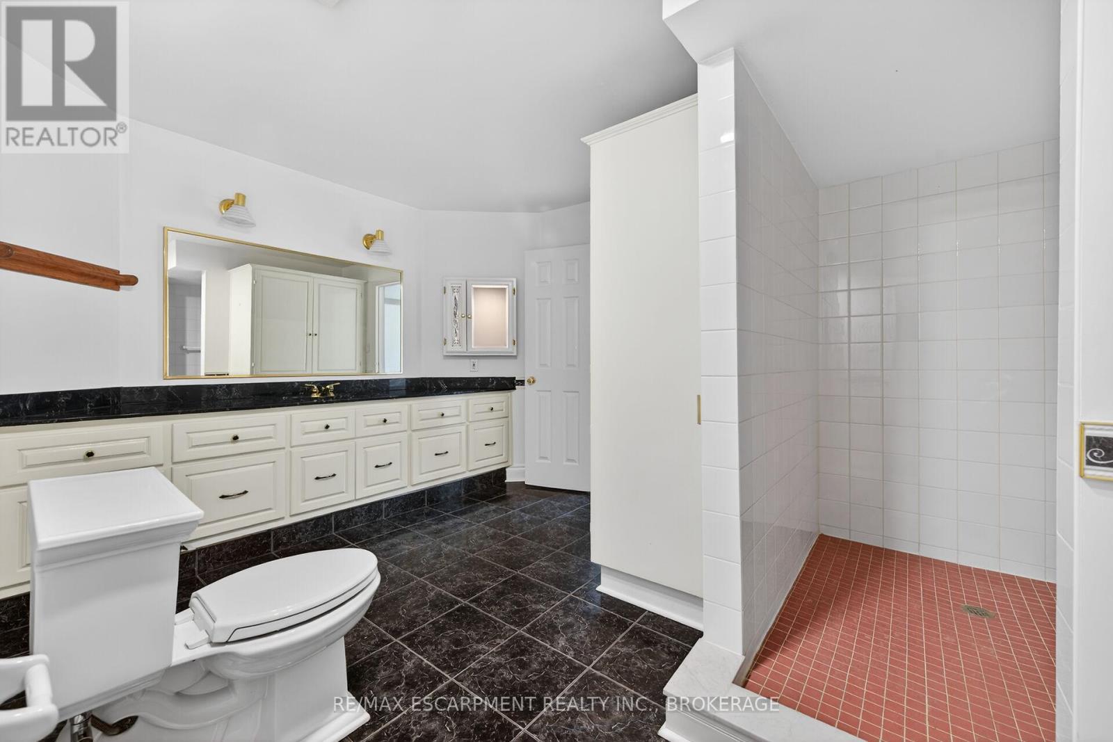 5114 Mount Nemo Crescent, Burlington, ON - Indoor Photo Showing Bathroom