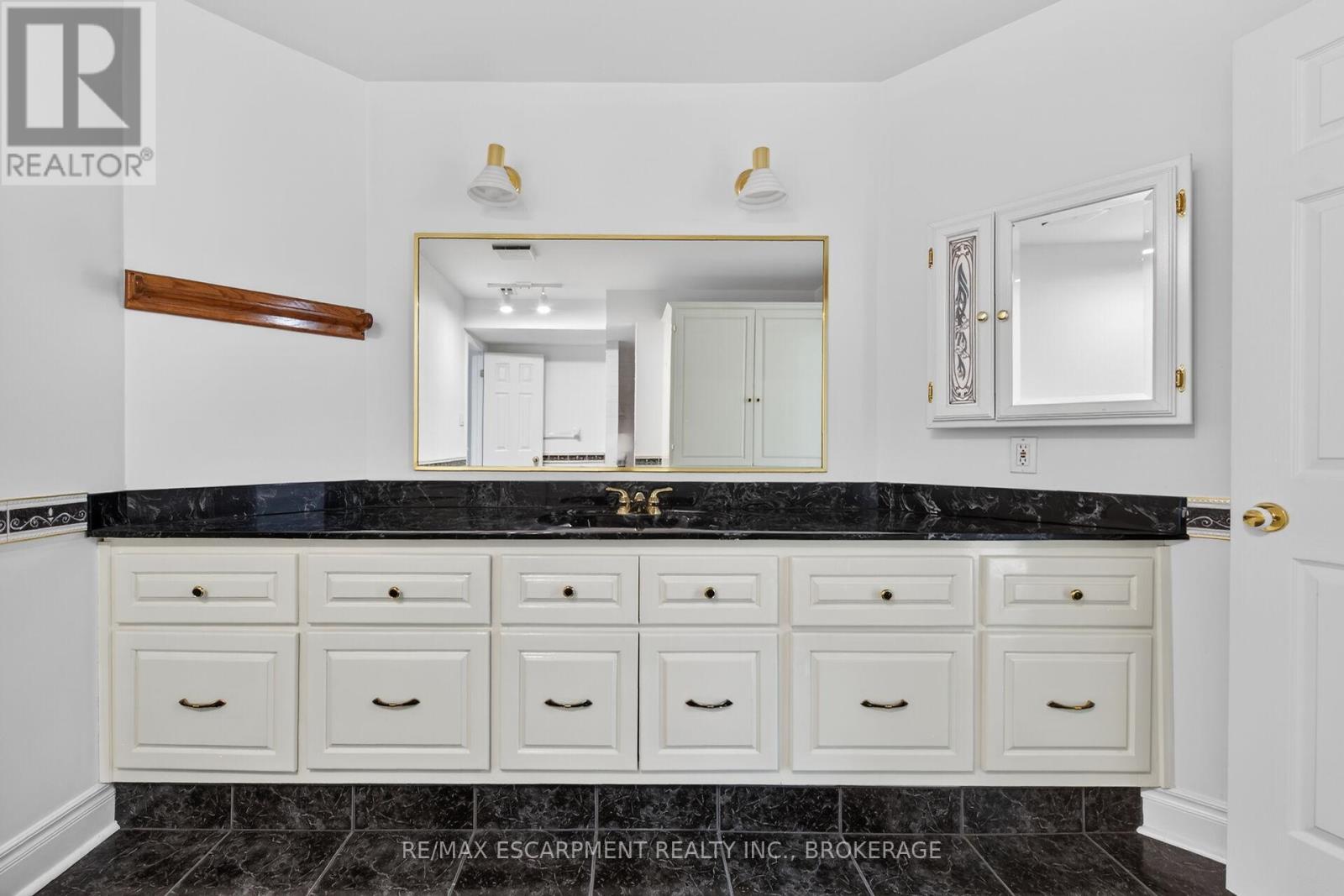 5114 Mount Nemo Crescent, Burlington, ON - Indoor