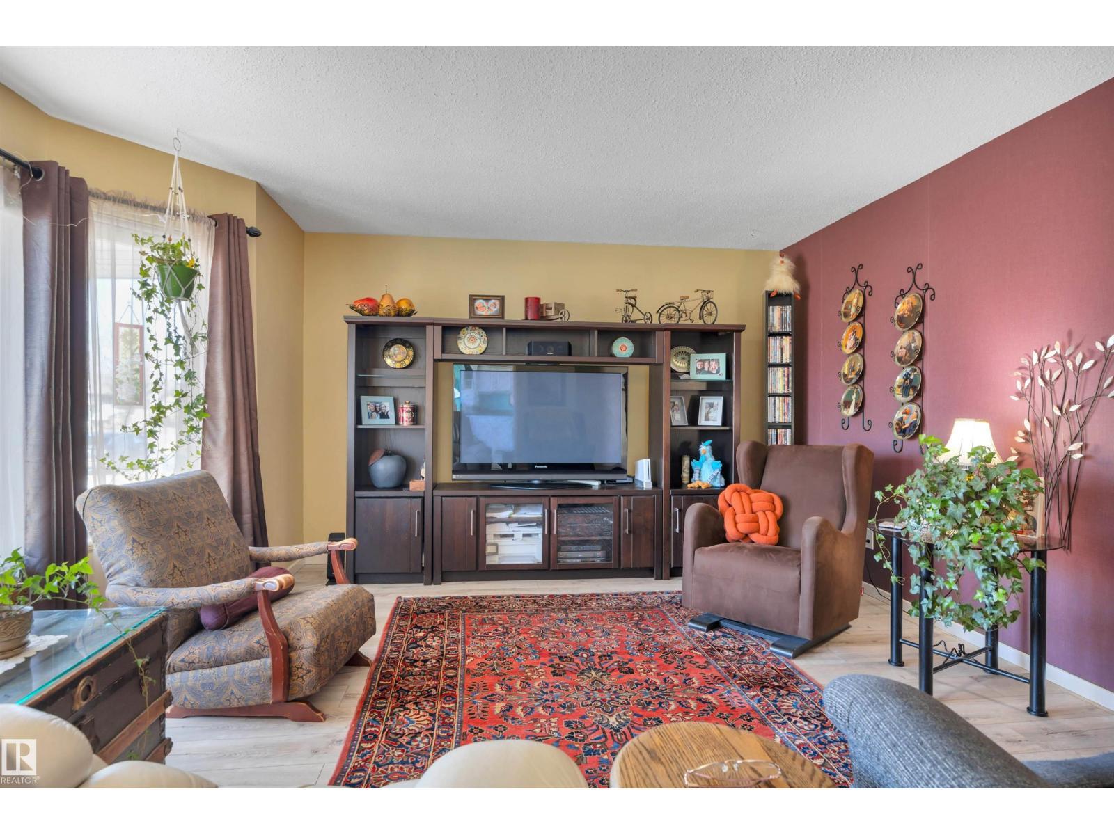 4231 39 Av, Leduc, AB - Indoor Photo Showing Living Room