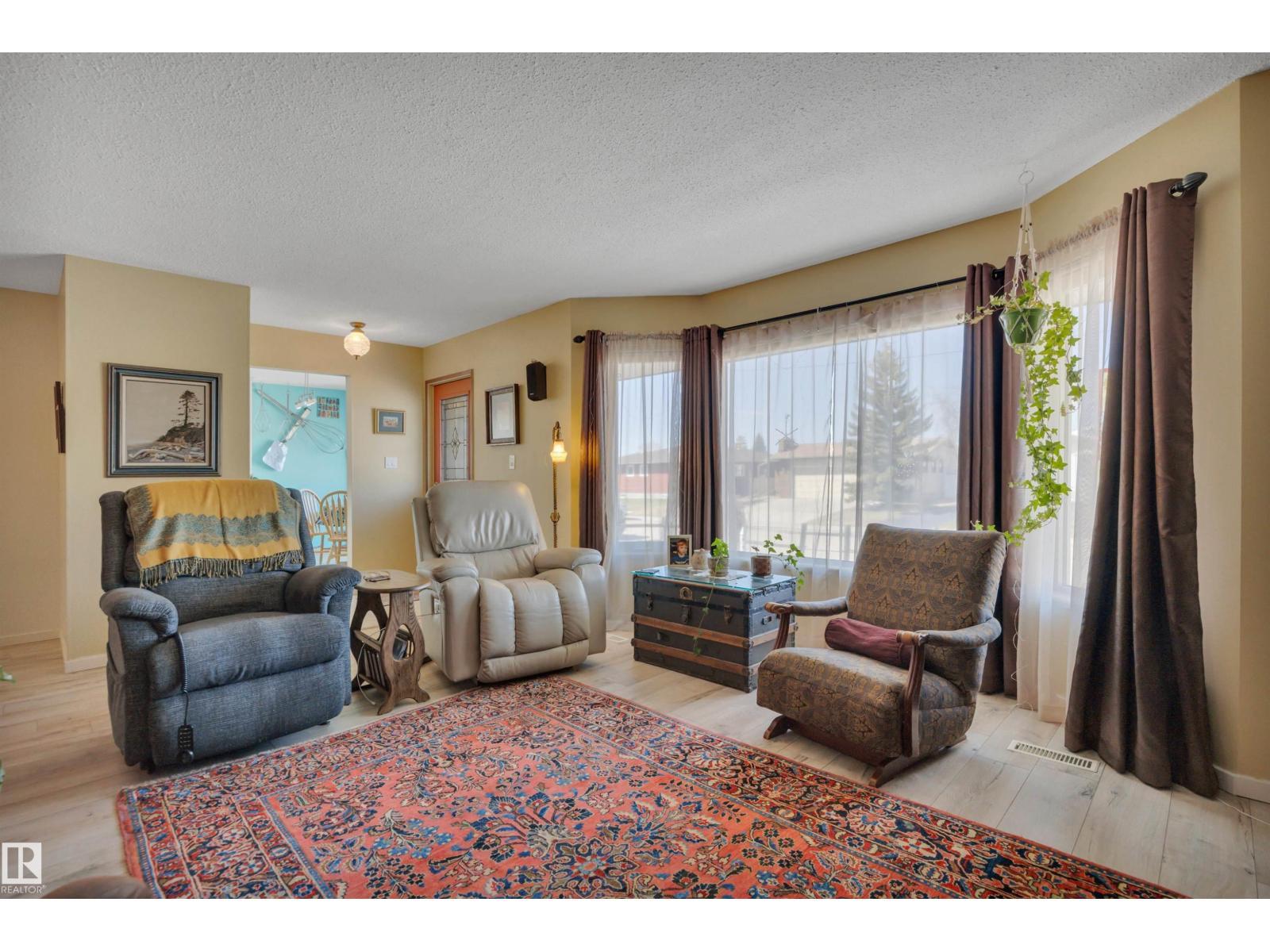 4231 39 Av, Leduc, AB - Indoor Photo Showing Living Room