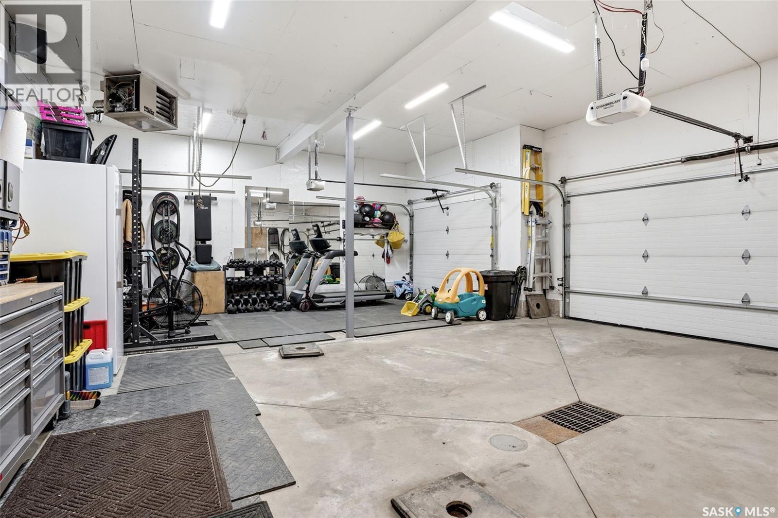 6849 Maple Vista Drive, Regina, SK - Indoor Photo Showing Garage
