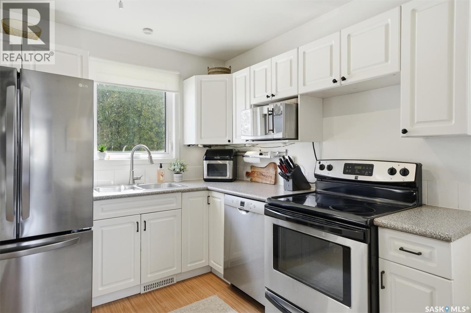 25 Tupper Crescent, Saskatoon, SK - Indoor Photo Showing Kitchen With Double Sink