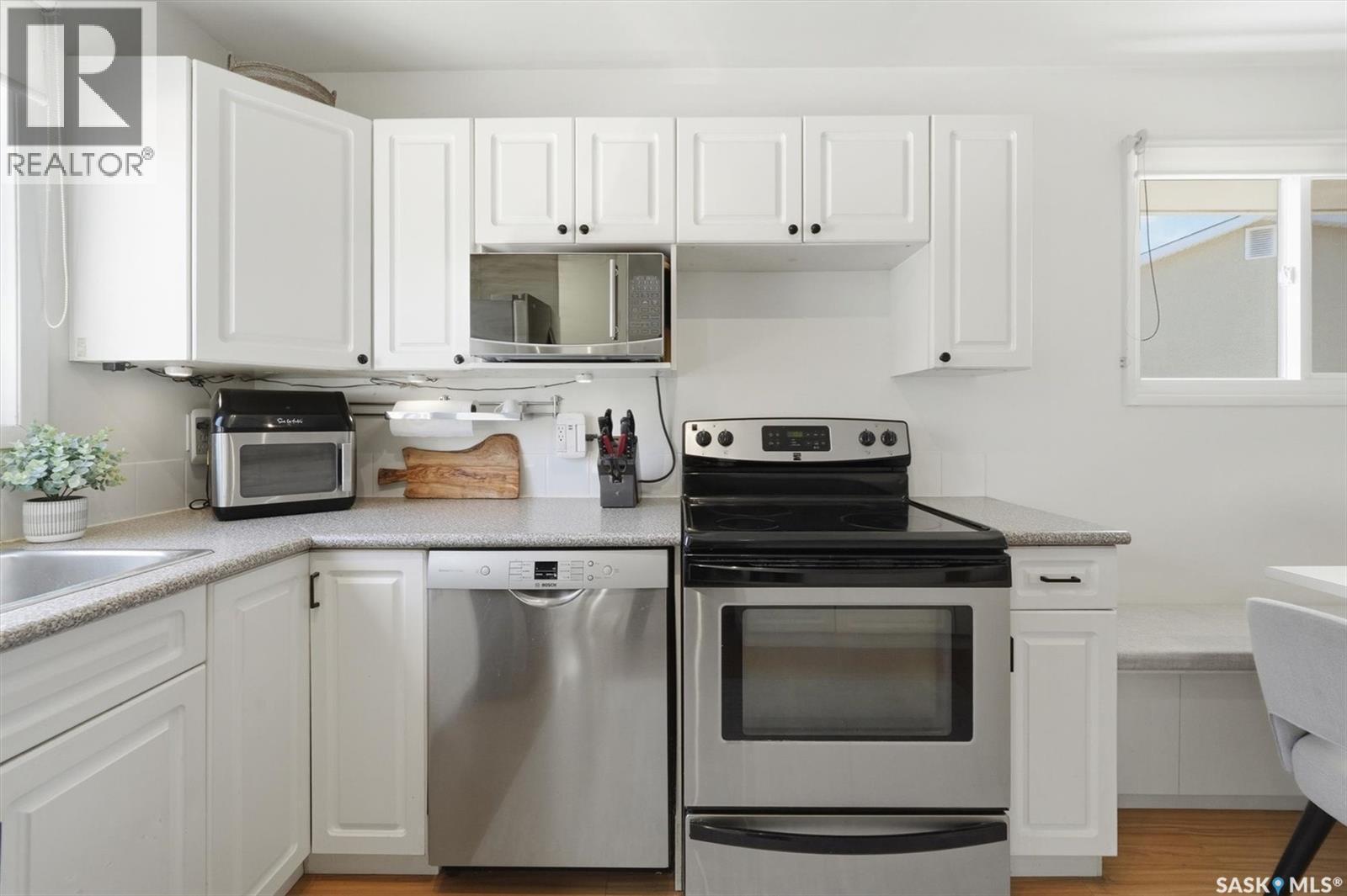 25 Tupper Crescent, Saskatoon, SK - Indoor Photo Showing Kitchen With Upgraded Kitchen
