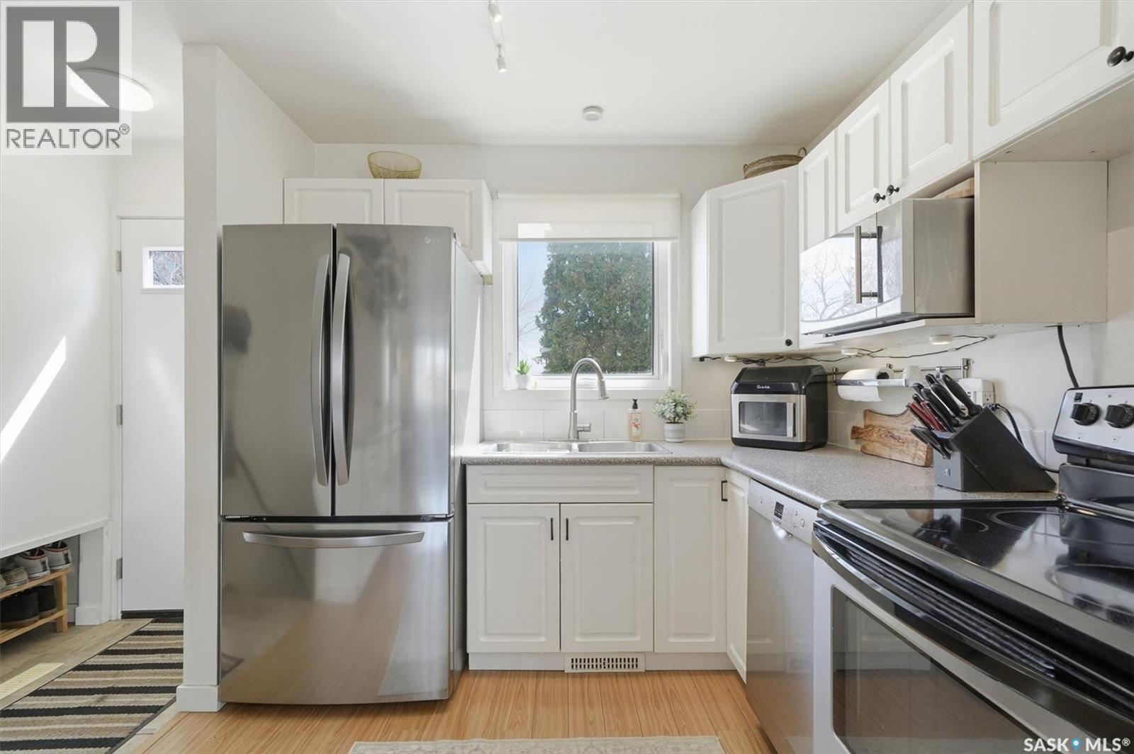 25 Tupper Crescent, Saskatoon, SK - Indoor Photo Showing Kitchen With Upgraded Kitchen