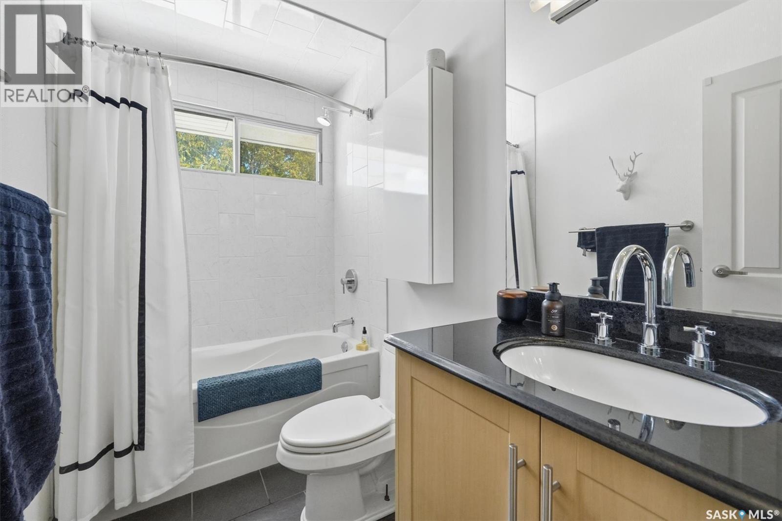 25 Tupper Crescent, Saskatoon, SK - Indoor Photo Showing Bathroom