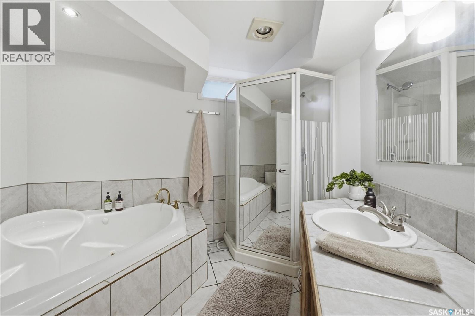 25 Tupper Crescent, Saskatoon, SK - Indoor Photo Showing Bathroom