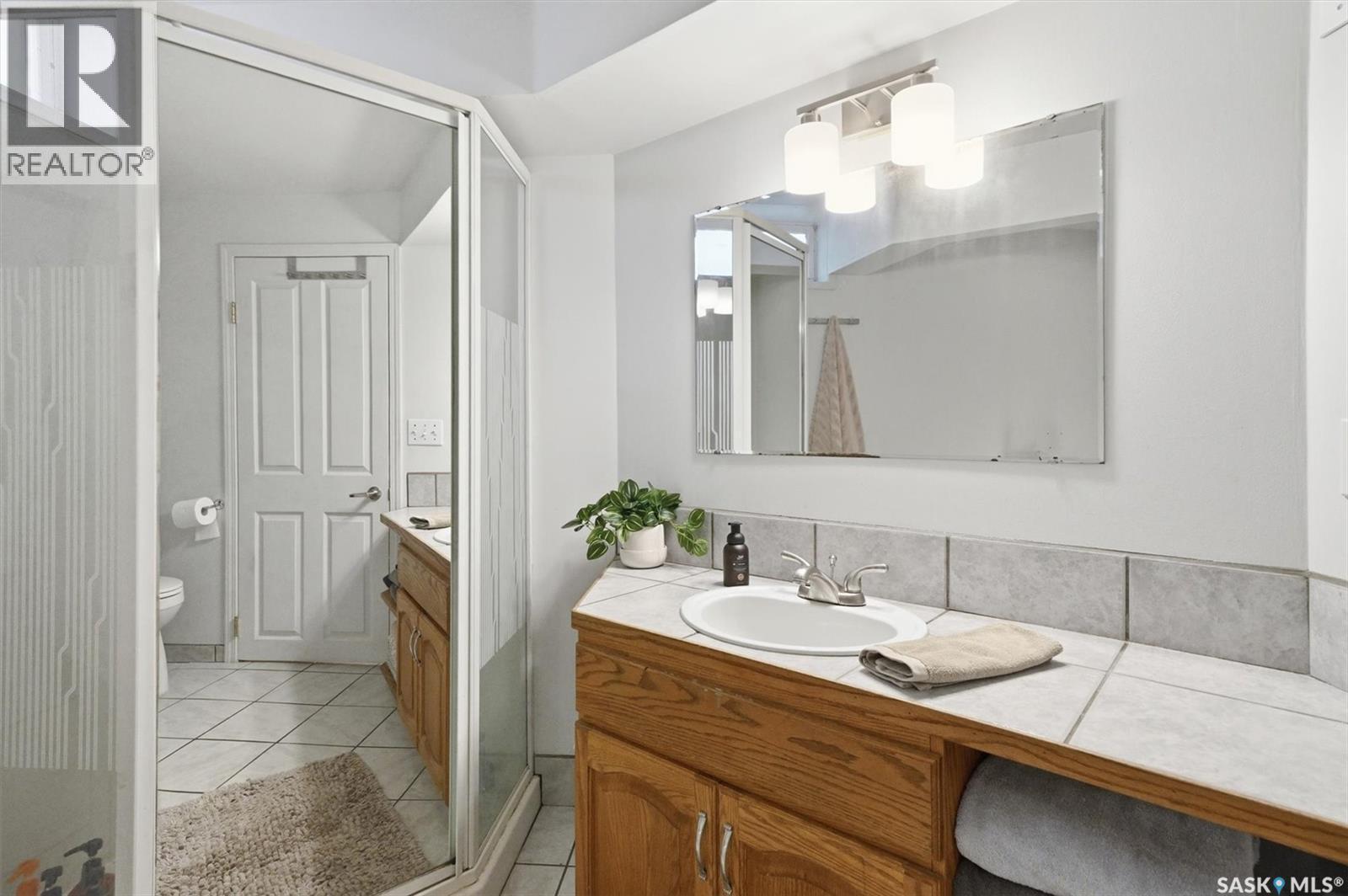 25 Tupper Crescent, Saskatoon, SK - Indoor Photo Showing Bathroom