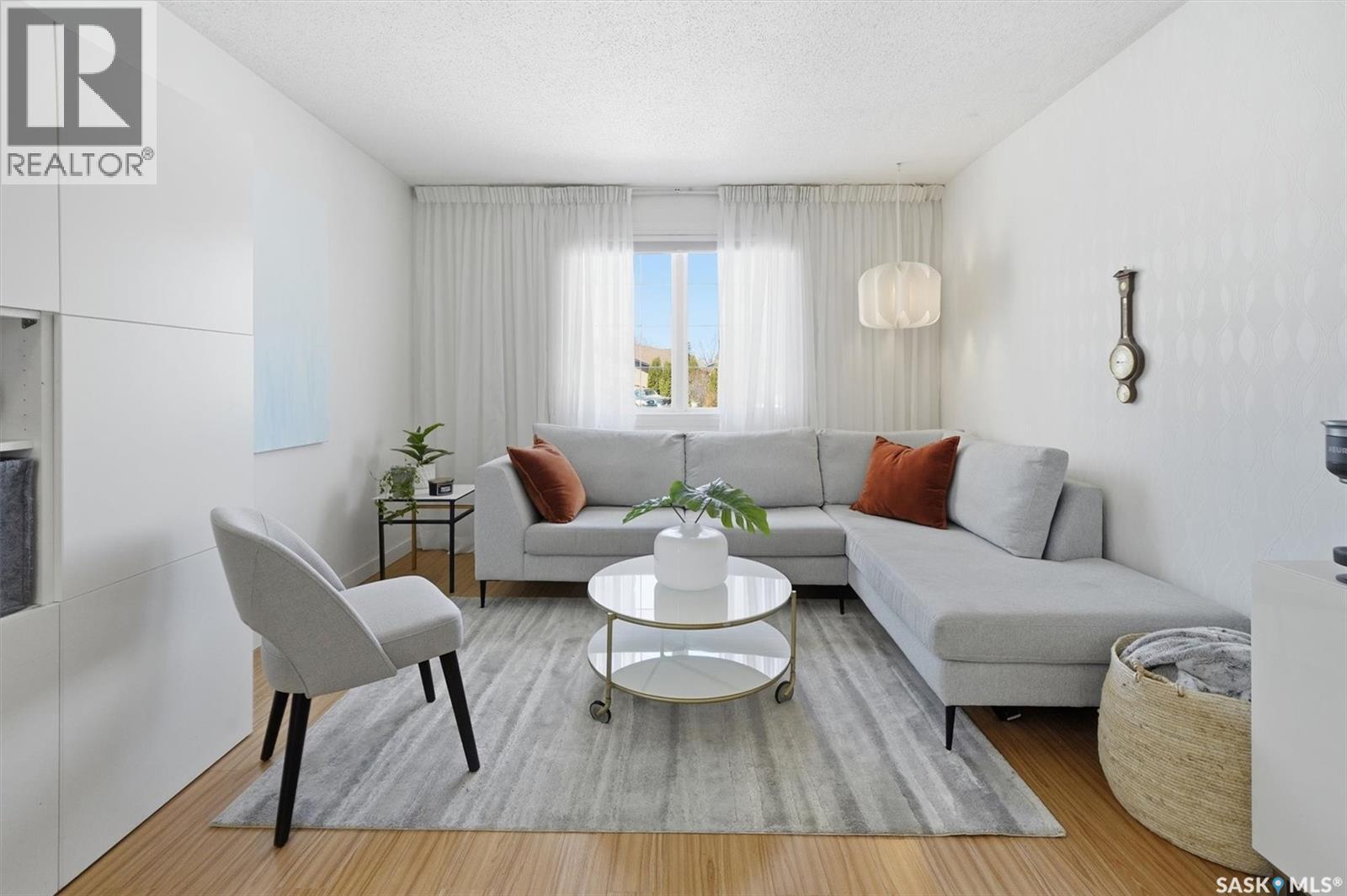 25 Tupper Crescent, Saskatoon, SK - Indoor Photo Showing Living Room