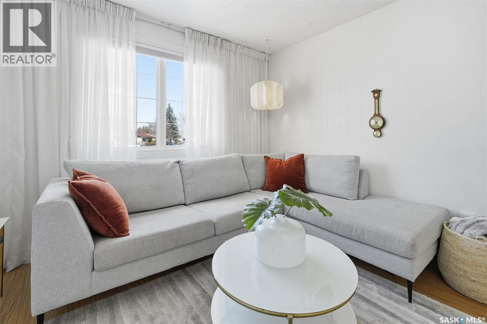 25 Tupper Crescent, Saskatoon, SK - Indoor Photo Showing Living Room