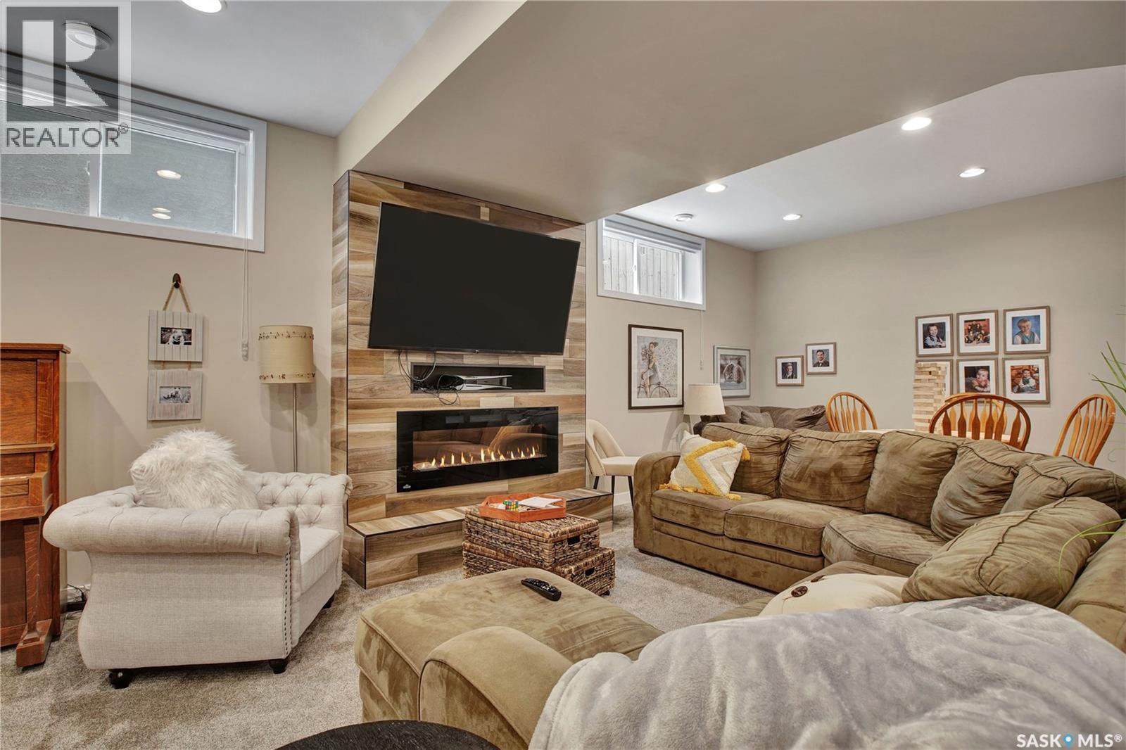 522 Hastings Crescent, Saskatoon, SK - Indoor Photo Showing Living Room With Fireplace