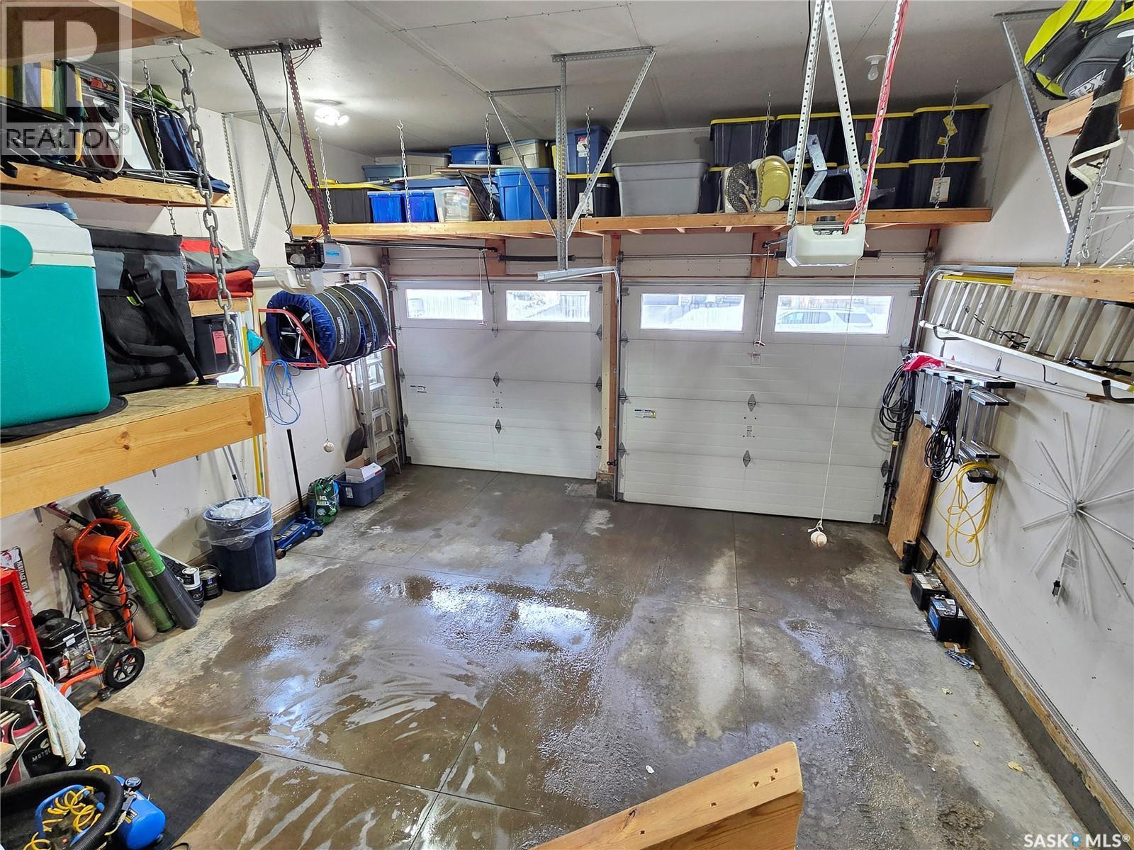 522 Hastings Crescent, Saskatoon, SK - Indoor Photo Showing Garage
