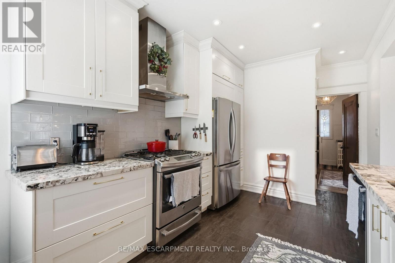 37 Connaught Avenue S, Hamilton, ON - Indoor Photo Showing Kitchen With Stainless Steel Kitchen With Upgraded Kitchen