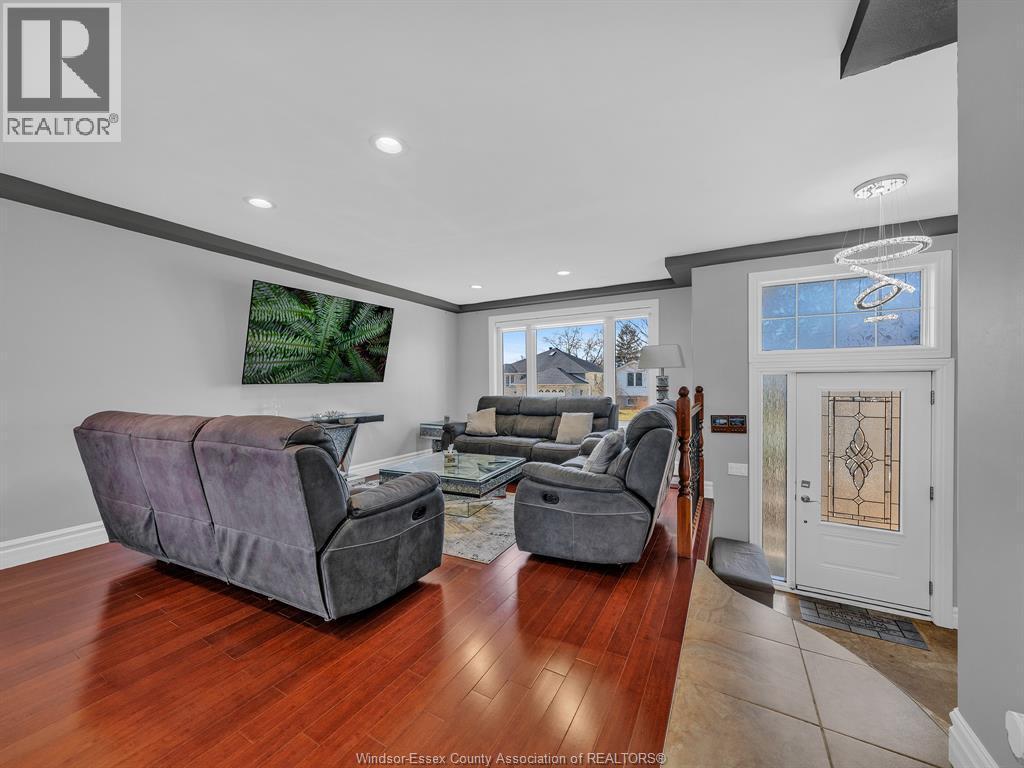 2848 Southridge, Windsor, ON - Indoor Photo Showing Living Room