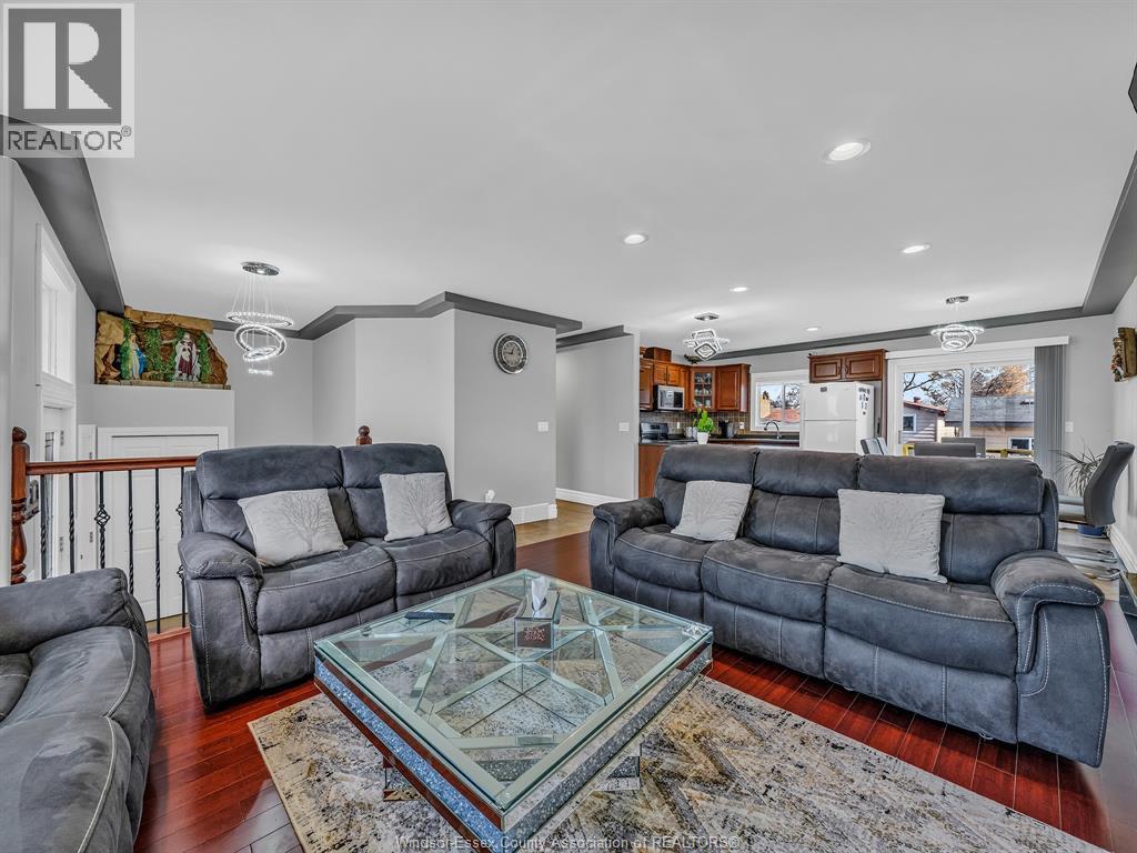 2848 Southridge, Windsor, ON - Indoor Photo Showing Living Room
