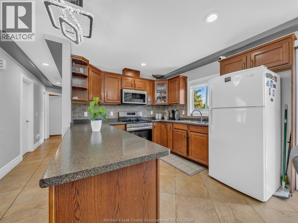 2848 Southridge, Windsor, ON - Indoor Photo Showing Kitchen