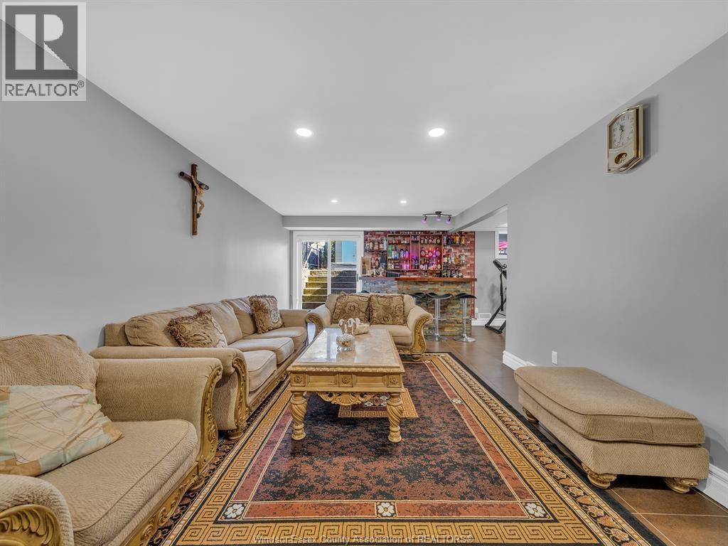 2848 Southridge, Windsor, ON - Indoor Photo Showing Living Room