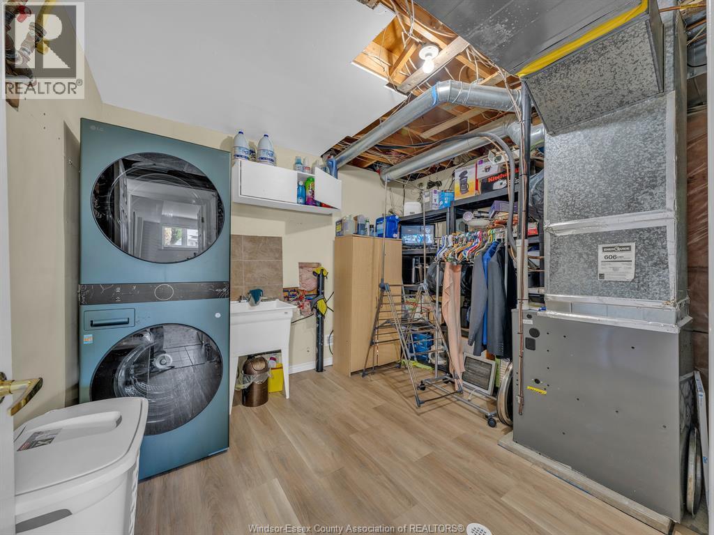 2848 Southridge, Windsor, ON - Indoor Photo Showing Laundry Room