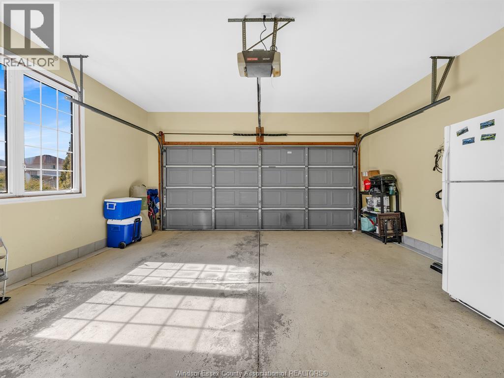2848 Southridge, Windsor, ON - Indoor Photo Showing Garage