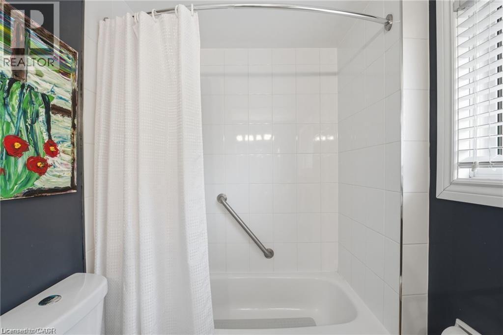 Upper Level bathroom with tub/shower combo - 668 Tomahawk Crescent, Ancaster, ON - Indoor Photo Showing Bathroom
