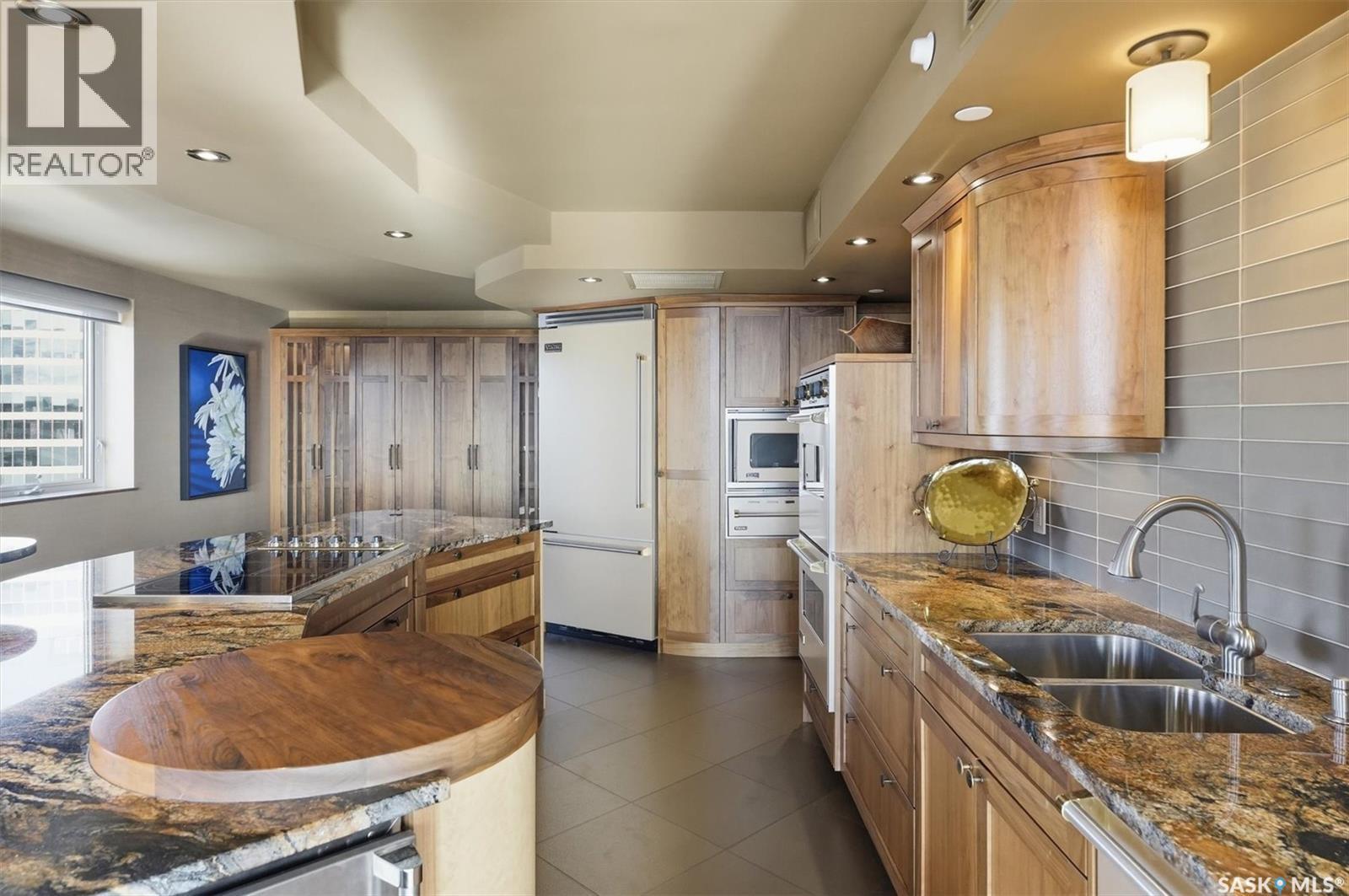 1001 730 Spadina Crescent E, Saskatoon, SK - Indoor Photo Showing Kitchen With Double Sink