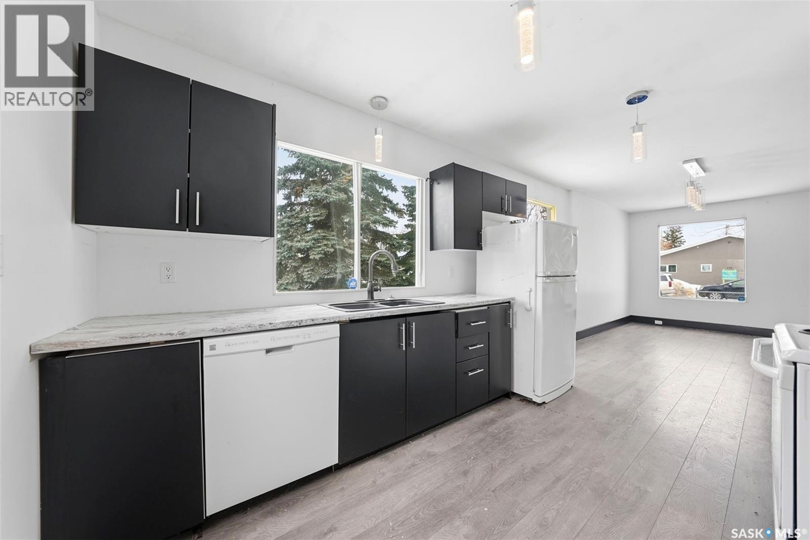 537 7Th Street E, Prince Albert, SK - Indoor Photo Showing Kitchen With Double Sink