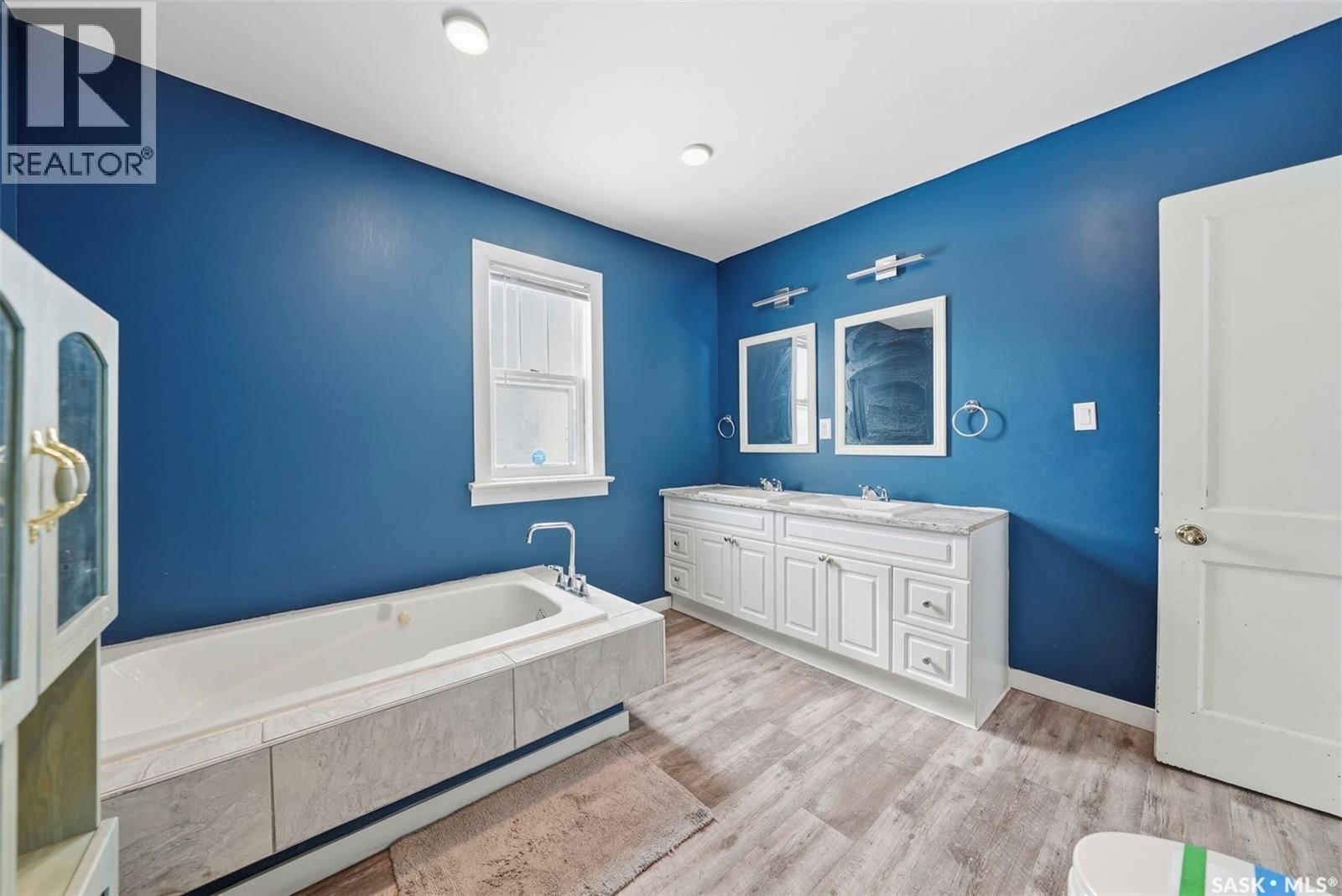 537 7Th Street E, Prince Albert, SK - Indoor Photo Showing Bathroom