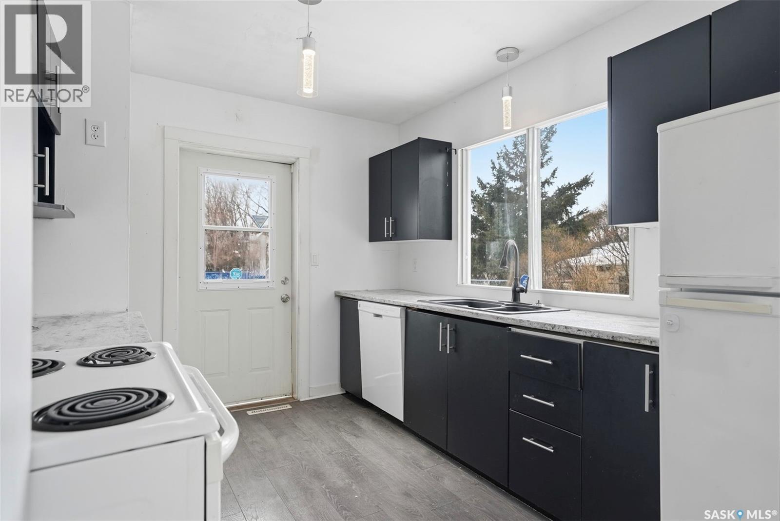 537 7Th Street E, Prince Albert, SK - Indoor Photo Showing Kitchen With Double Sink