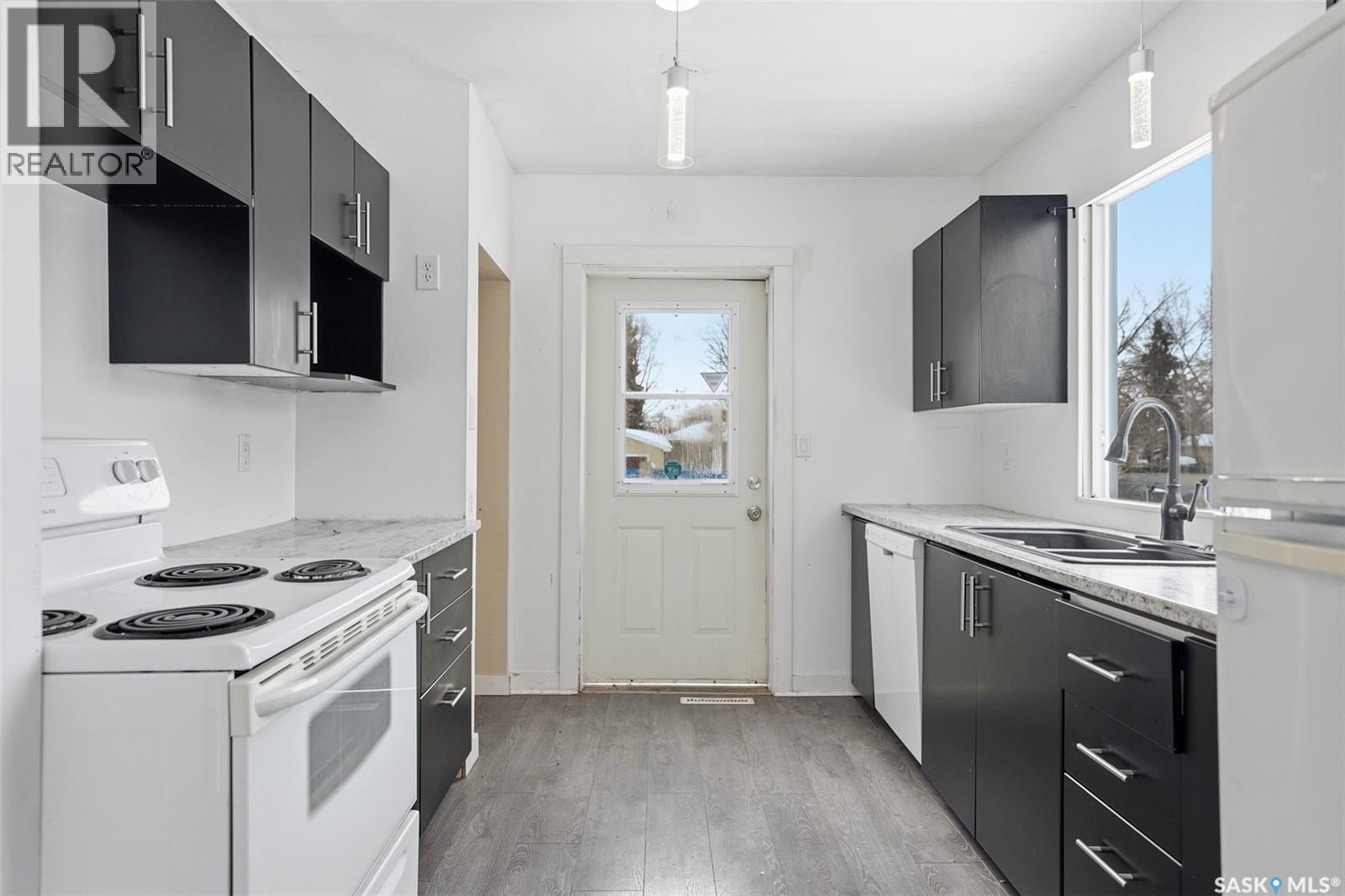 537 7Th Street E, Prince Albert, SK - Indoor Photo Showing Kitchen With Double Sink