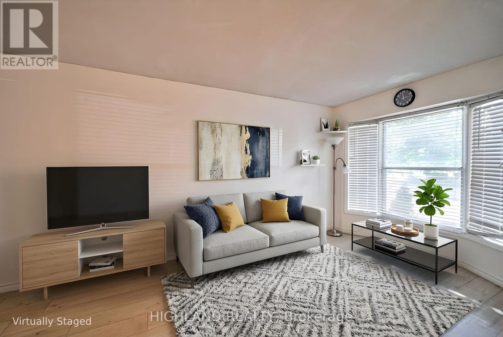 6455 Tisler Crescent, Mississauga, ON - Indoor Photo Showing Living Room
