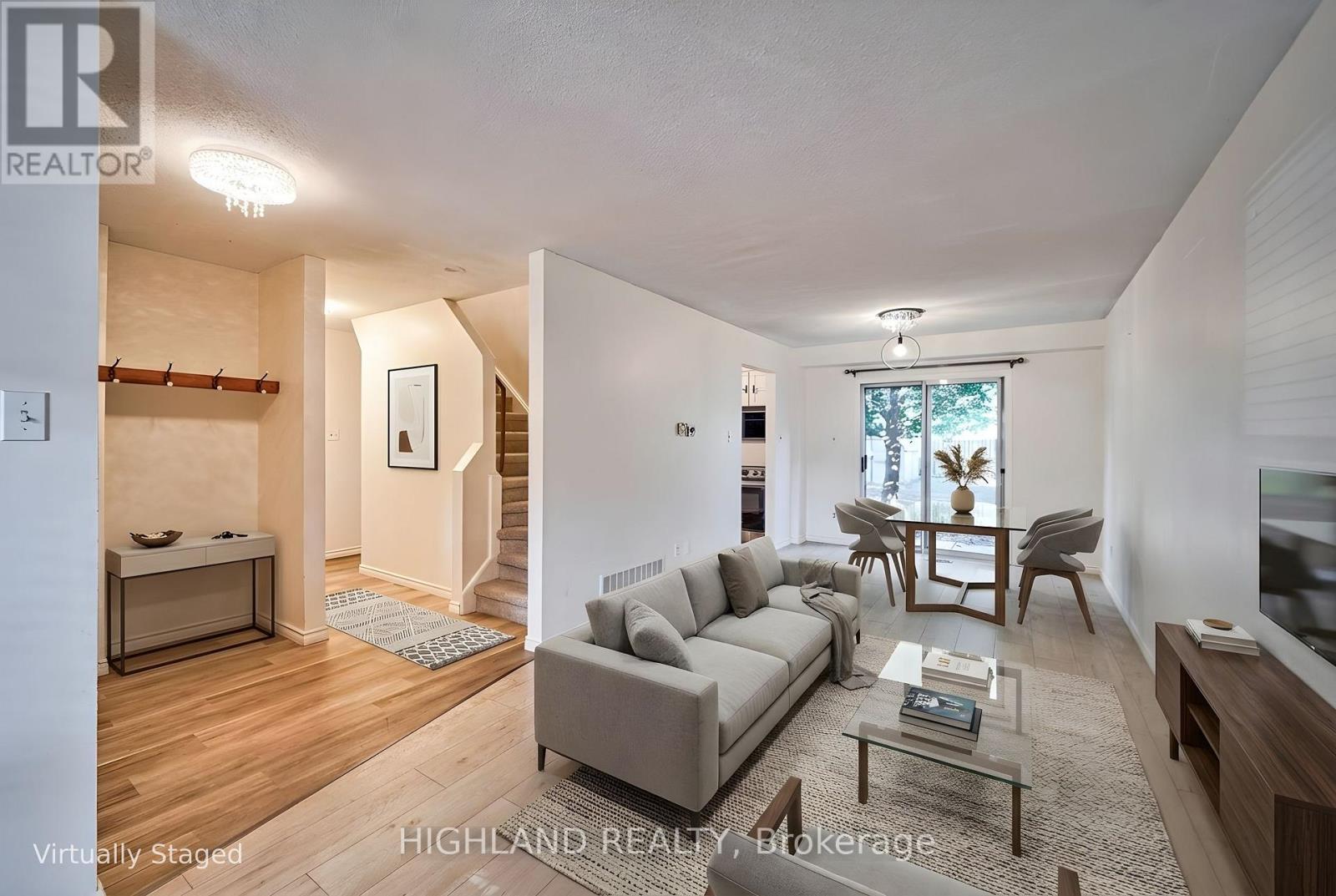 6455 Tisler Crescent, Mississauga, ON - Indoor Photo Showing Living Room