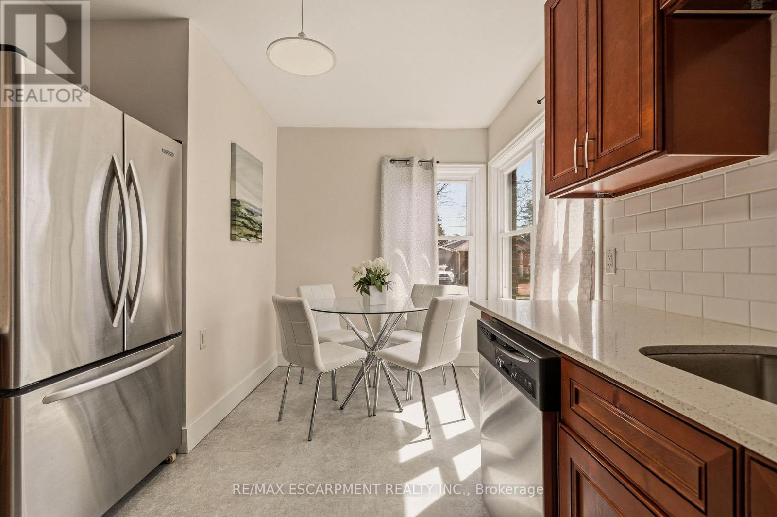 31 Cameron Avenue, Hamilton, ON - Indoor Photo Showing Kitchen
