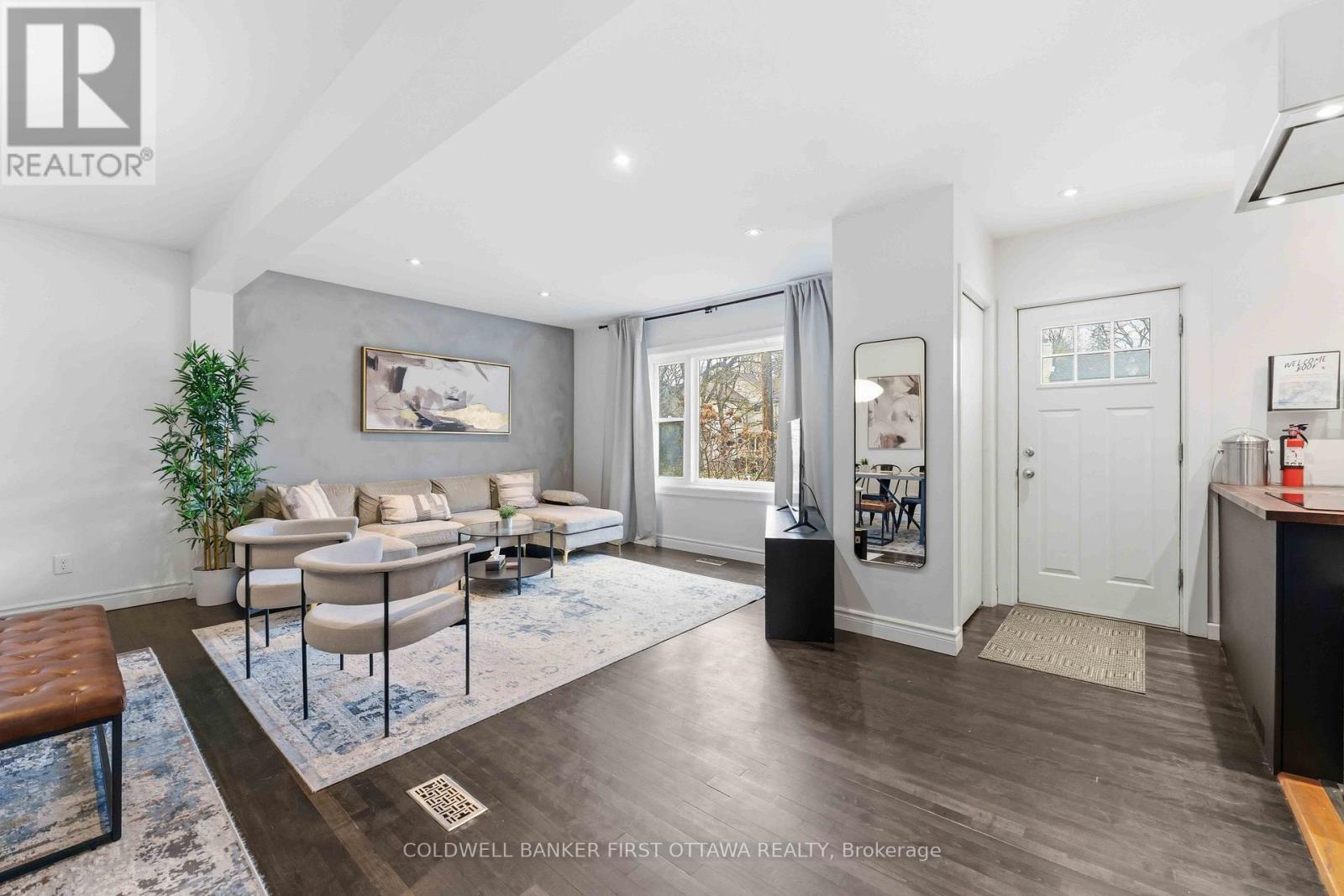 260 Keyworth Avenue, Ottawa, ON - Indoor Photo Showing Living Room