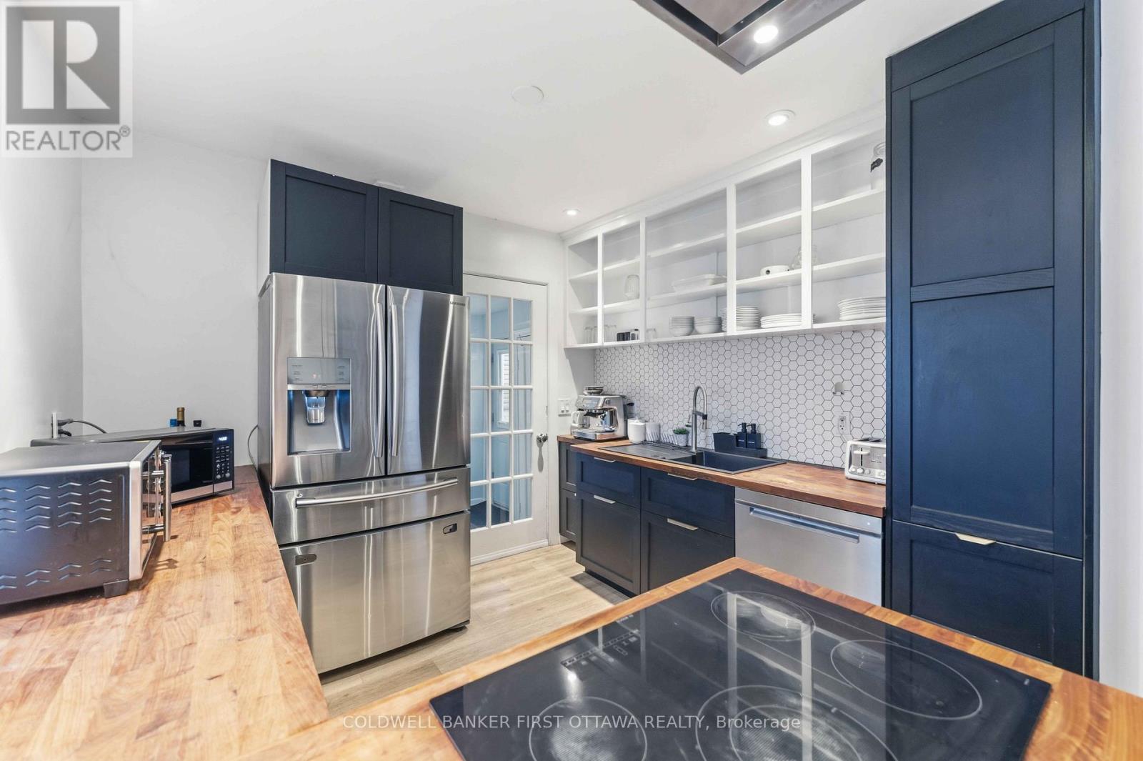 260 Keyworth Avenue, Ottawa, ON - Indoor Photo Showing Kitchen With Upgraded Kitchen