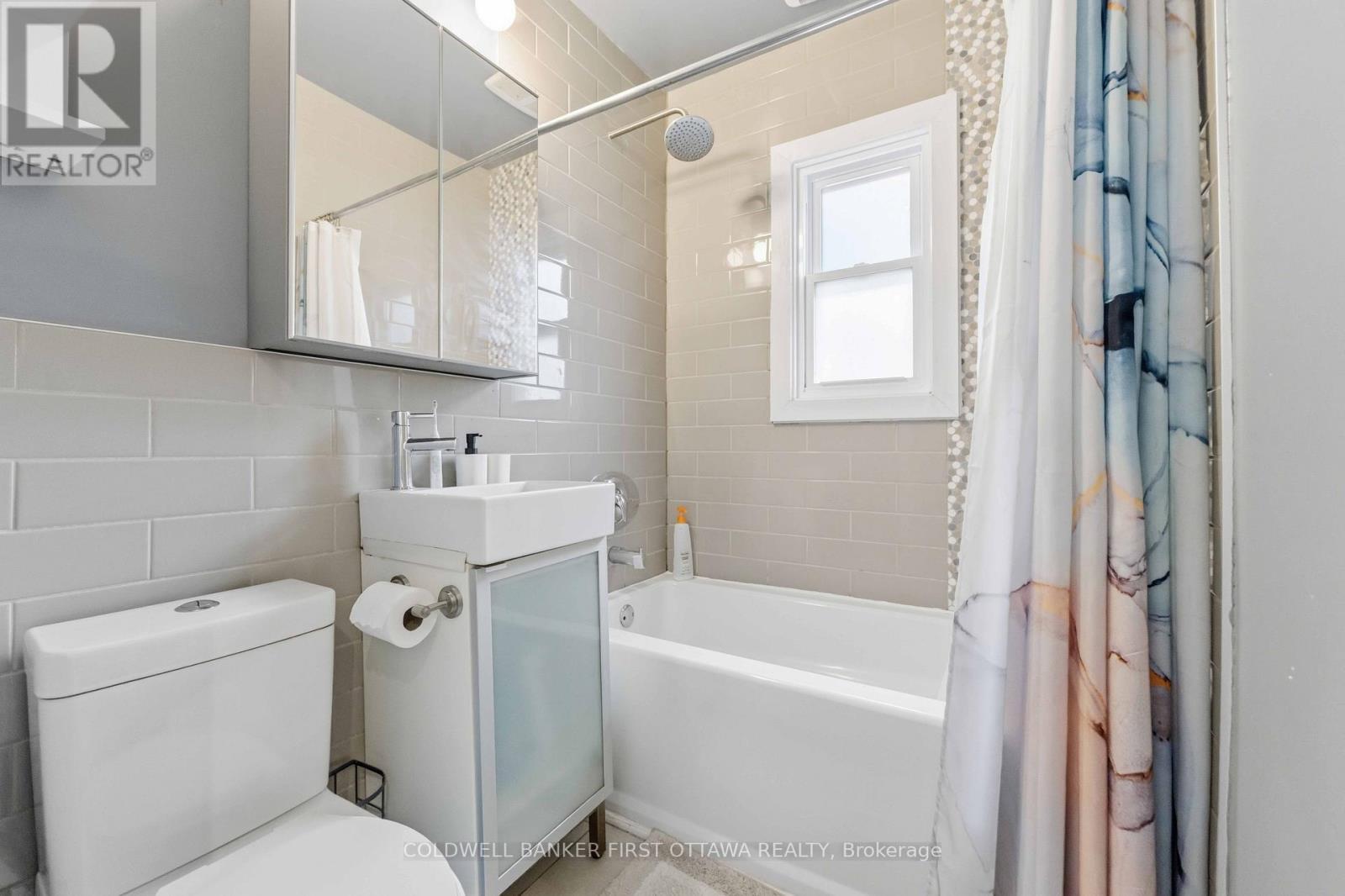 260 Keyworth Avenue, Ottawa, ON - Indoor Photo Showing Bathroom