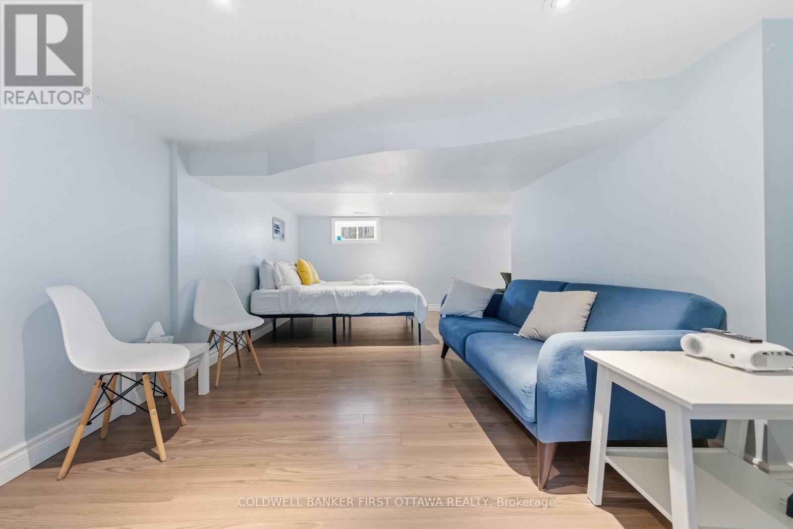 260 Keyworth Avenue, Ottawa, ON - Indoor Photo Showing Living Room