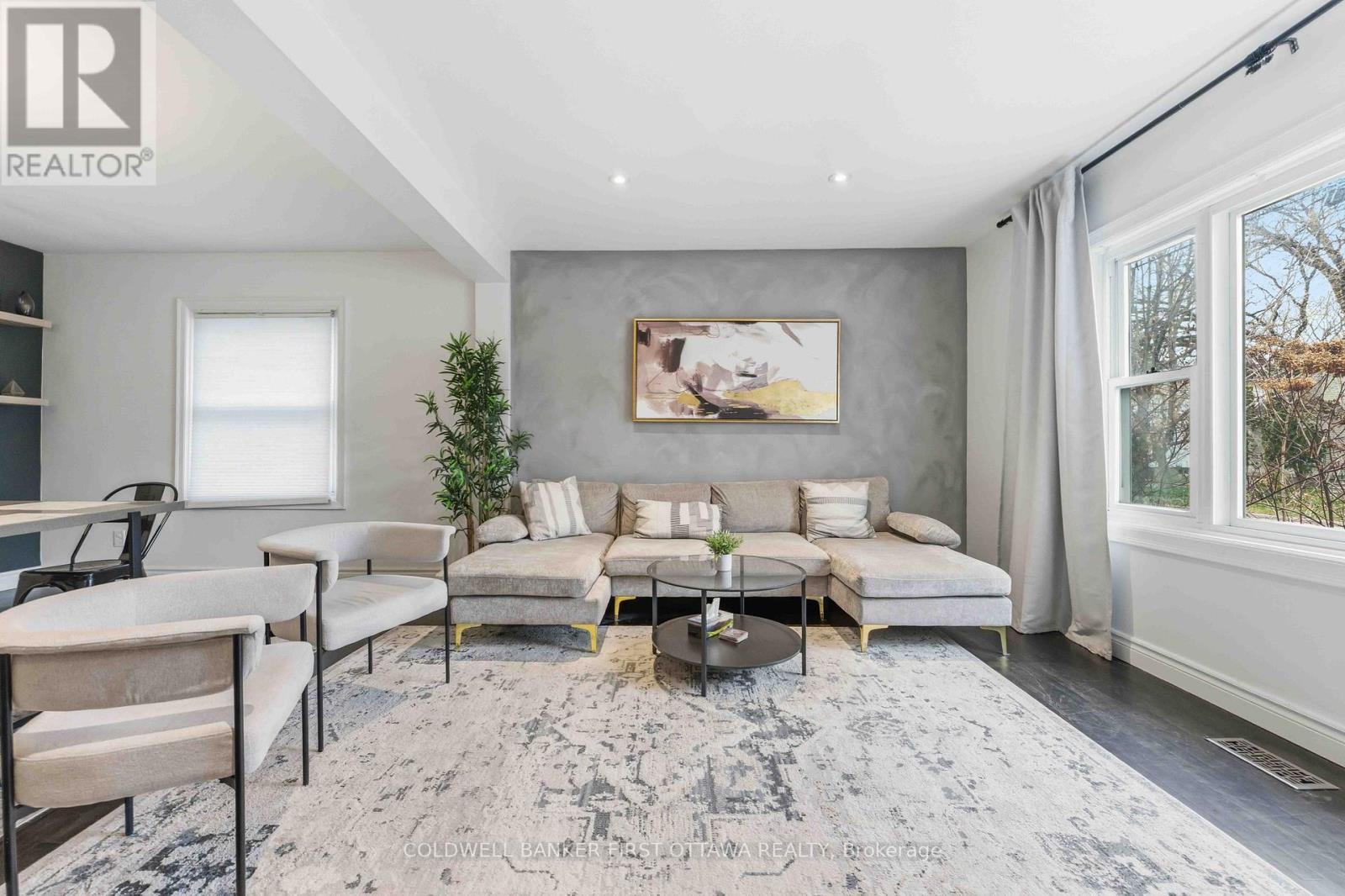 260 Keyworth Avenue, Ottawa, ON - Indoor Photo Showing Living Room