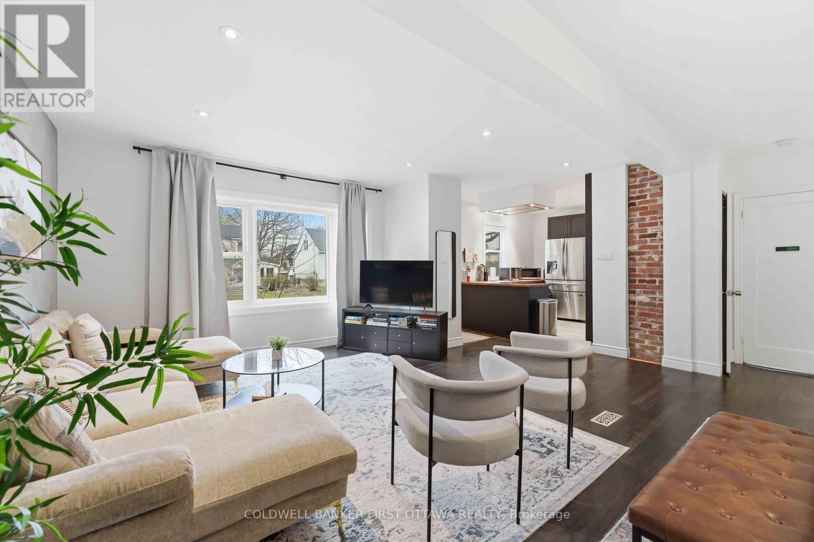 260 Keyworth Avenue, Ottawa, ON - Indoor Photo Showing Living Room