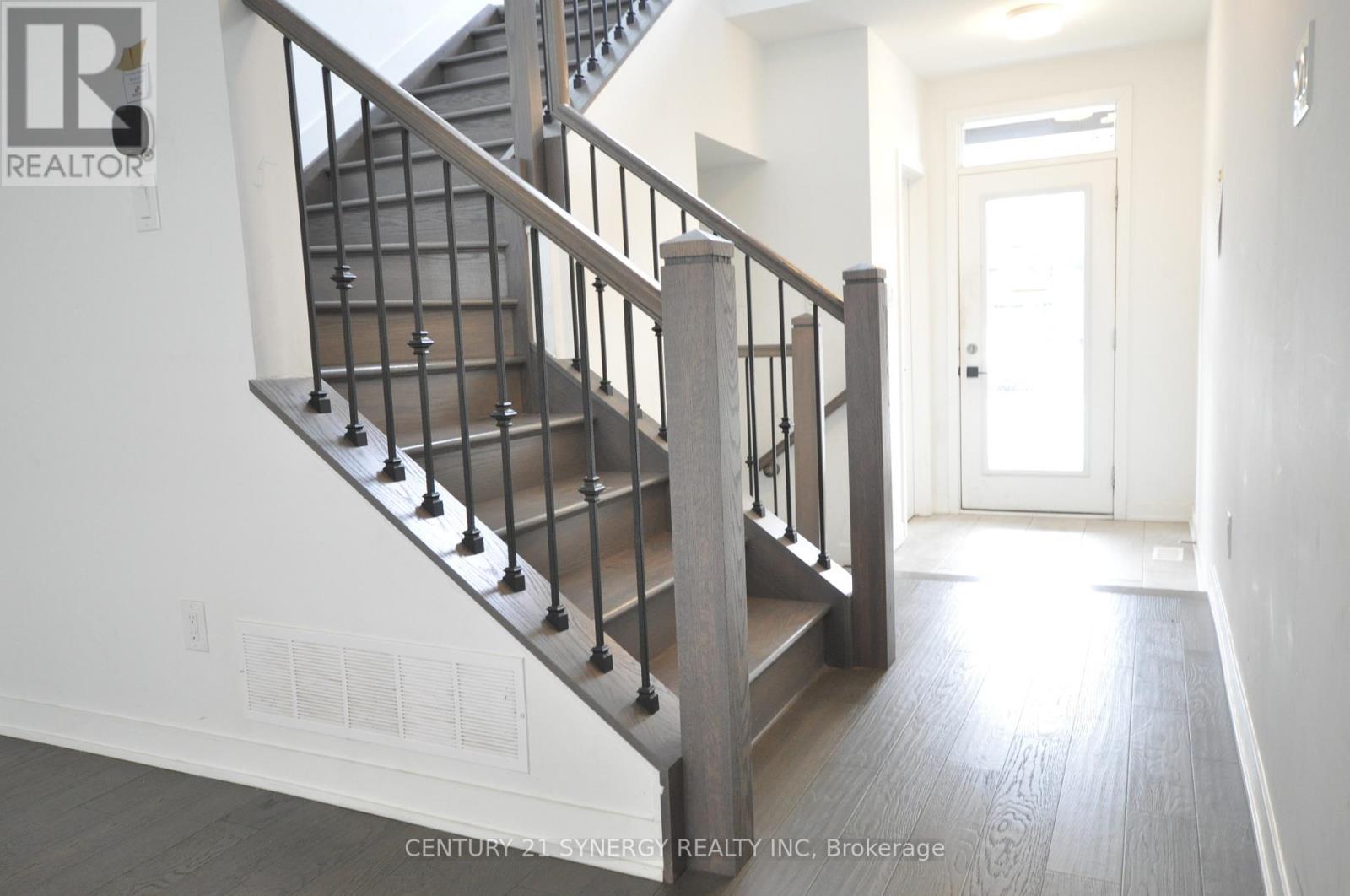 Oak Staircase - 284 Ormiston Crescent, Ottawa, ON - Indoor Photo Showing Other Room