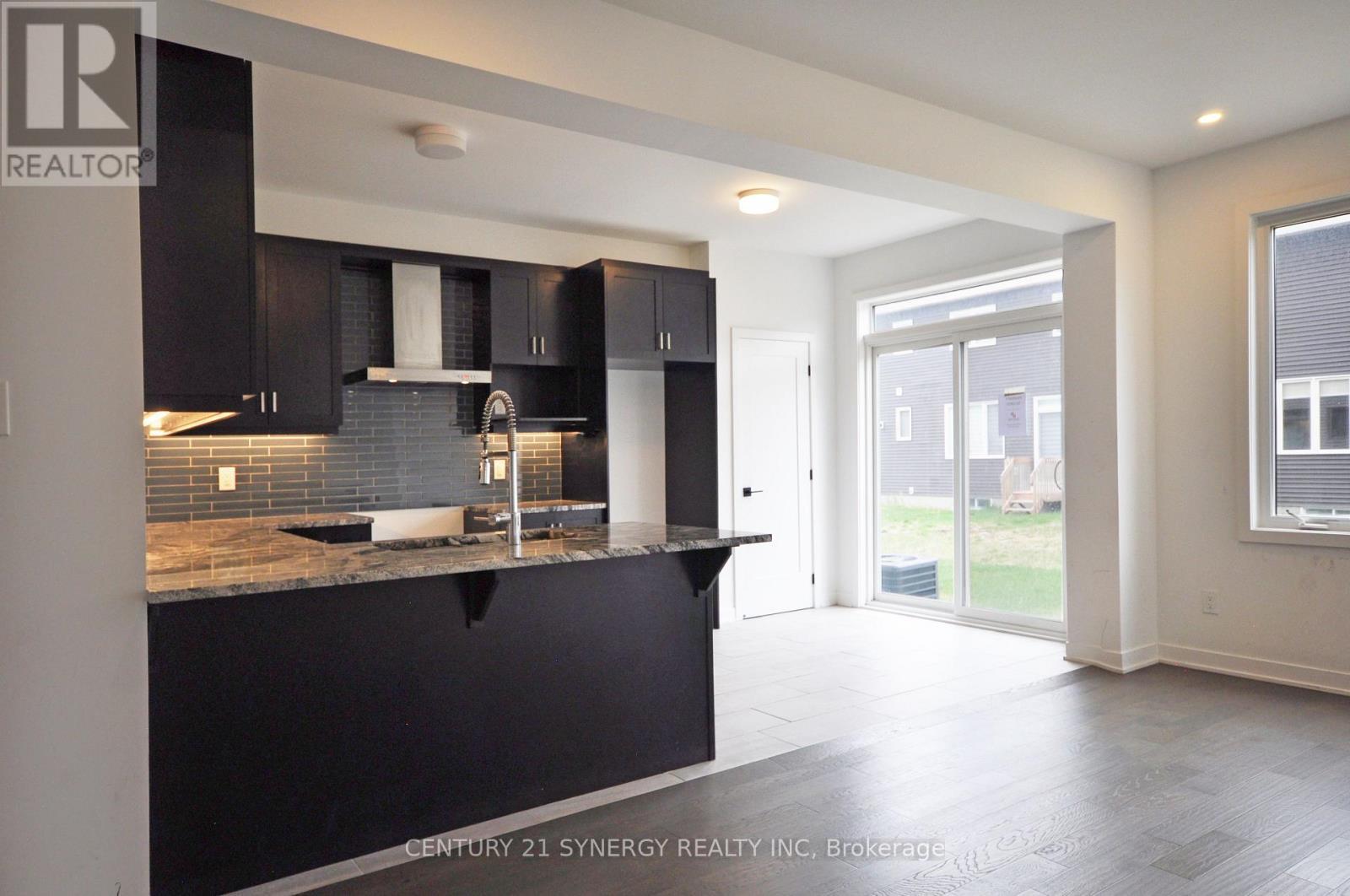 Kitchen and eating area - 284 Ormiston Crescent, Ottawa, ON - Indoor Photo Showing Kitchen