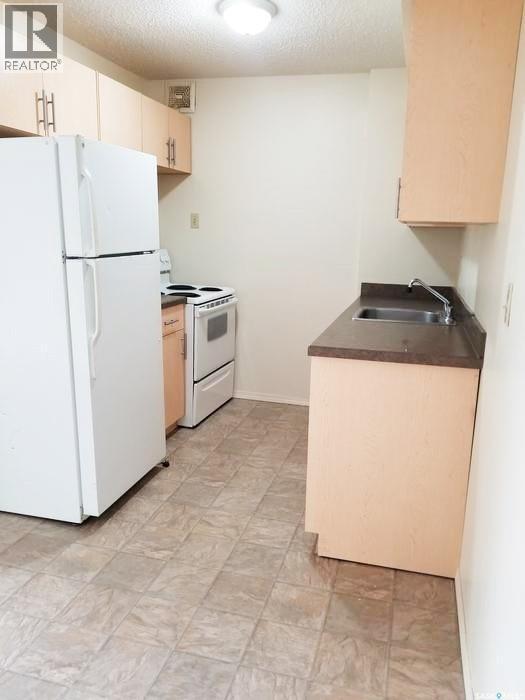 3906 Castle Road, Regina, SK - Indoor Photo Showing Kitchen