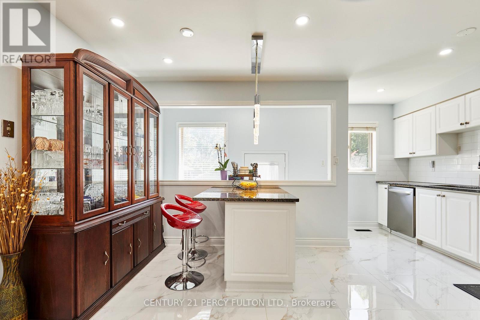 483 Ormond Drive, Oshawa, ON - Indoor Photo Showing Kitchen With Upgraded Kitchen
